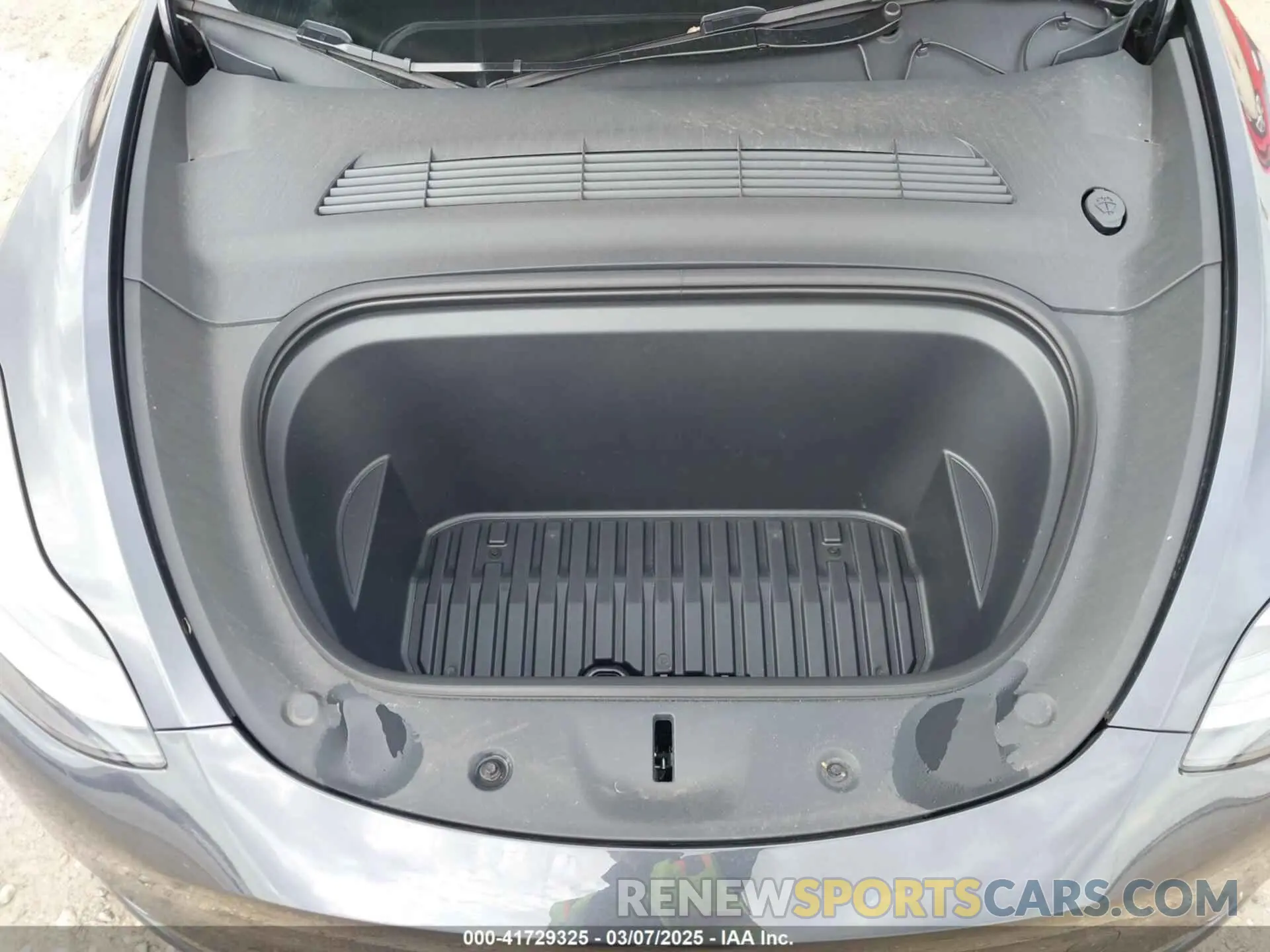 10 Photograph of a damaged car 7SAYGDEE0RA261489 TESLA MODEL Y 2024