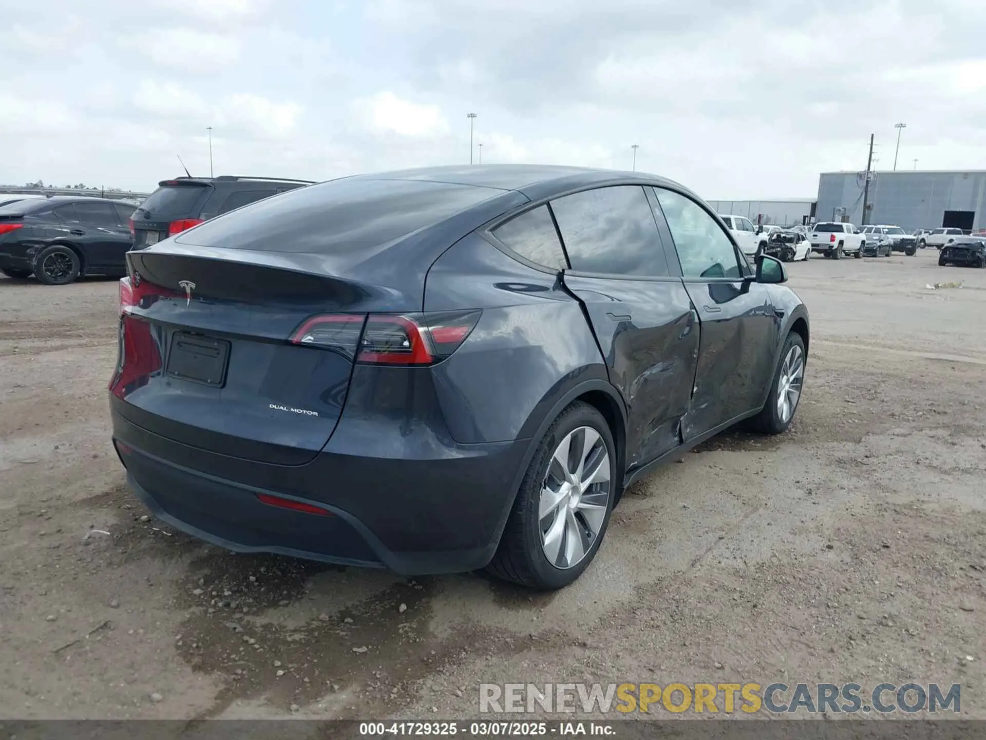 4 Photograph of a damaged car 7SAYGDEE0RA261489 TESLA MODEL Y 2024