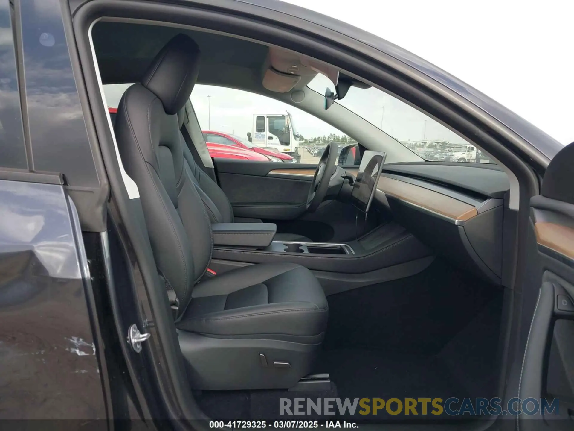 5 Photograph of a damaged car 7SAYGDEE0RA261489 TESLA MODEL Y 2024