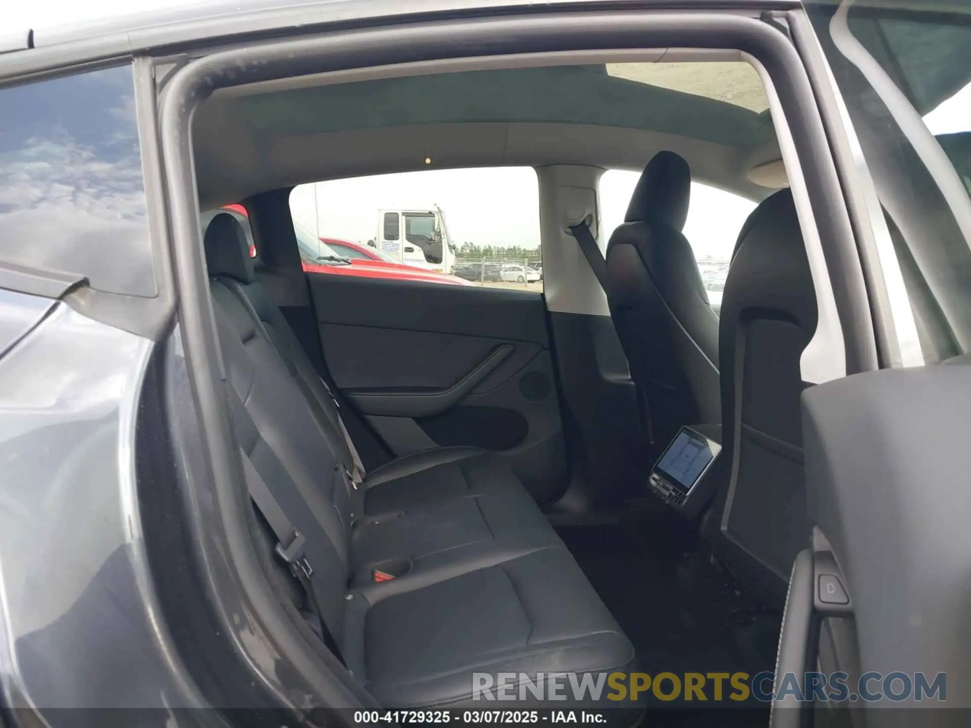 8 Photograph of a damaged car 7SAYGDEE0RA261489 TESLA MODEL Y 2024