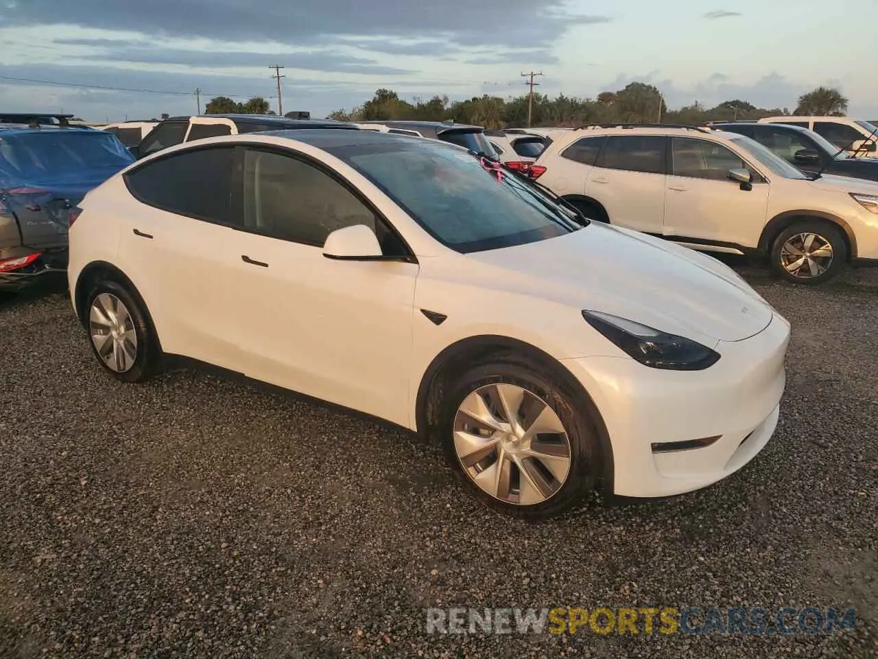 4 Photograph of a damaged car 7SAYGDEE0RA274078 TESLA MODEL Y 2024