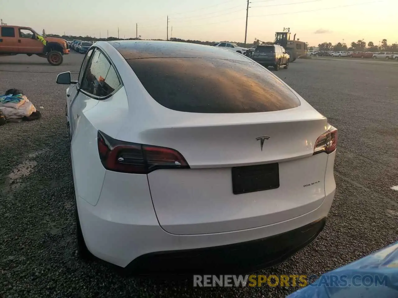 6 Photograph of a damaged car 7SAYGDEE0RA274078 TESLA MODEL Y 2024
