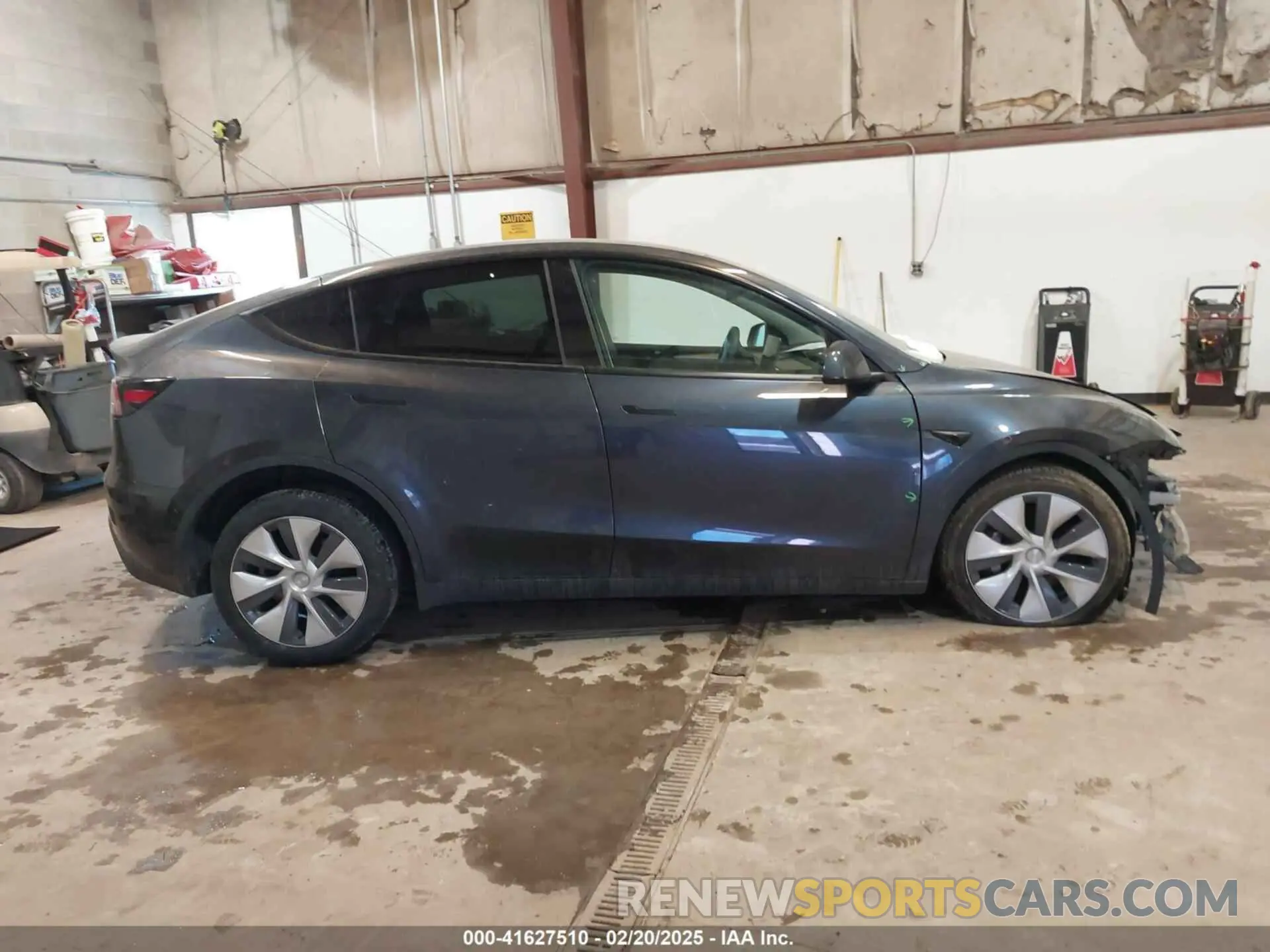 14 Photograph of a damaged car 7SAYGDEE0RA282634 TESLA MODEL Y 2024