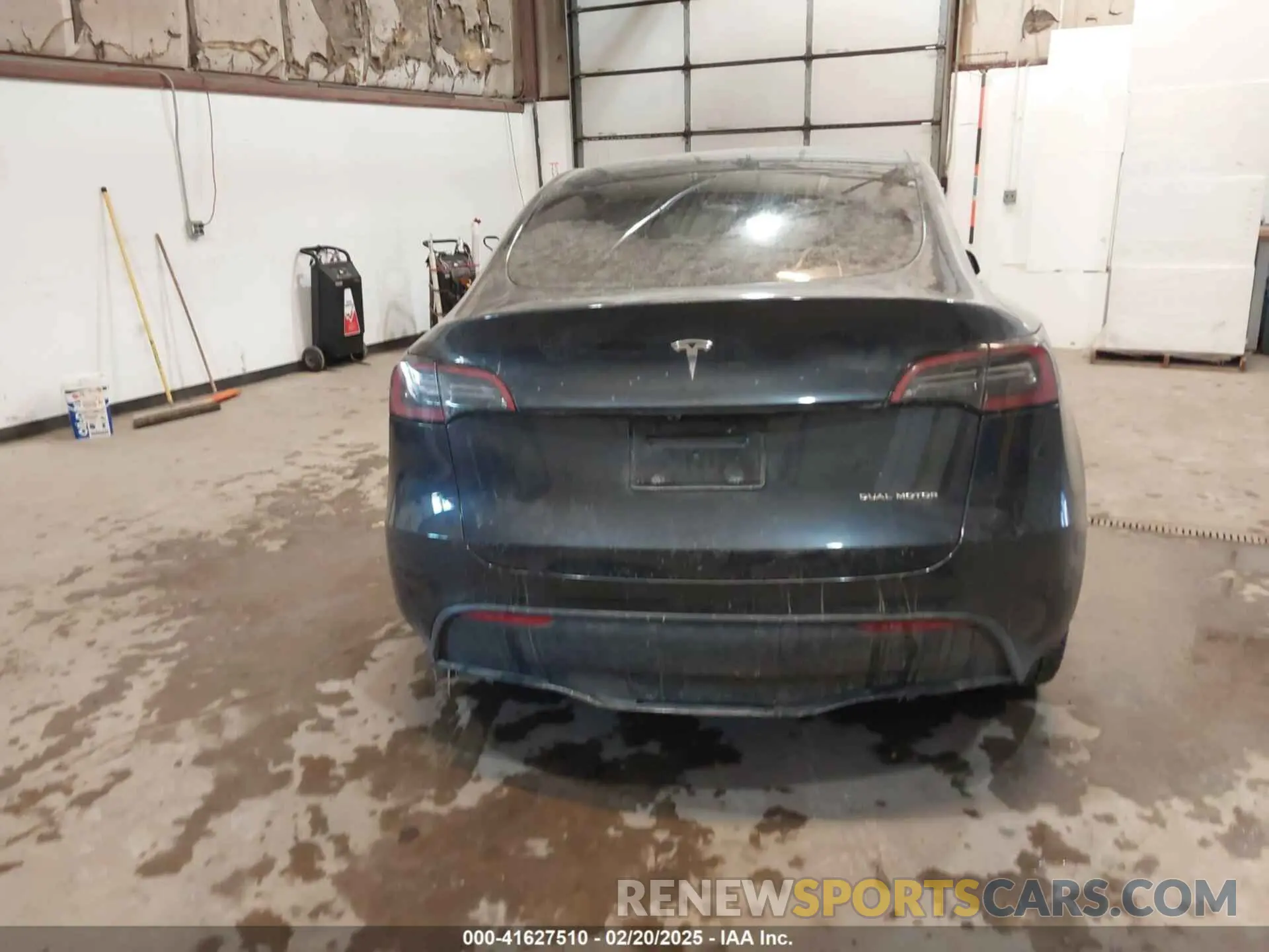 17 Photograph of a damaged car 7SAYGDEE0RA282634 TESLA MODEL Y 2024