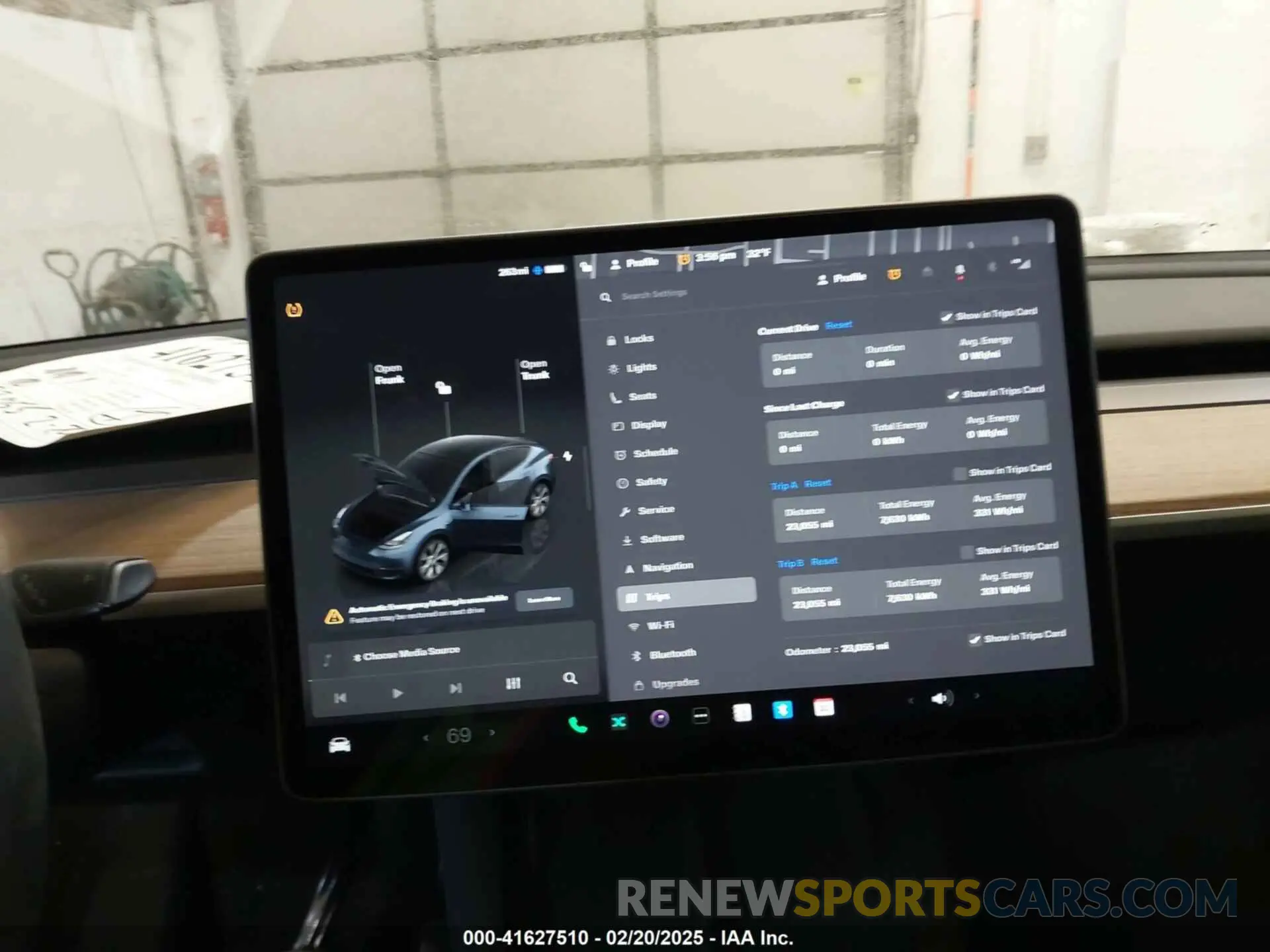 19 Photograph of a damaged car 7SAYGDEE0RA282634 TESLA MODEL Y 2024