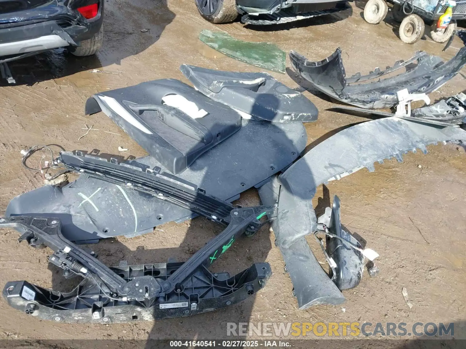 12 Photograph of a damaged car 7SAYGDEE0RA300064 TESLA MODEL Y 2024