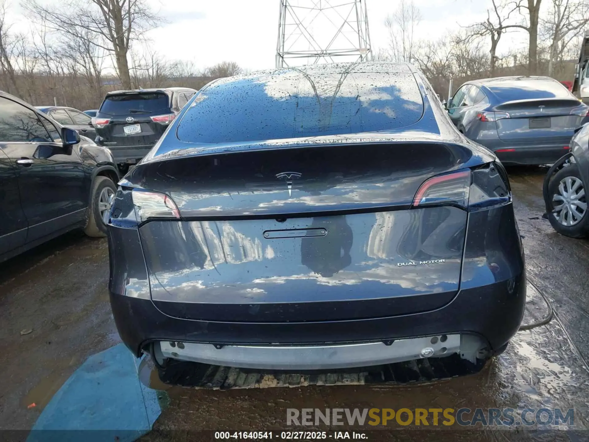 17 Photograph of a damaged car 7SAYGDEE0RA300064 TESLA MODEL Y 2024