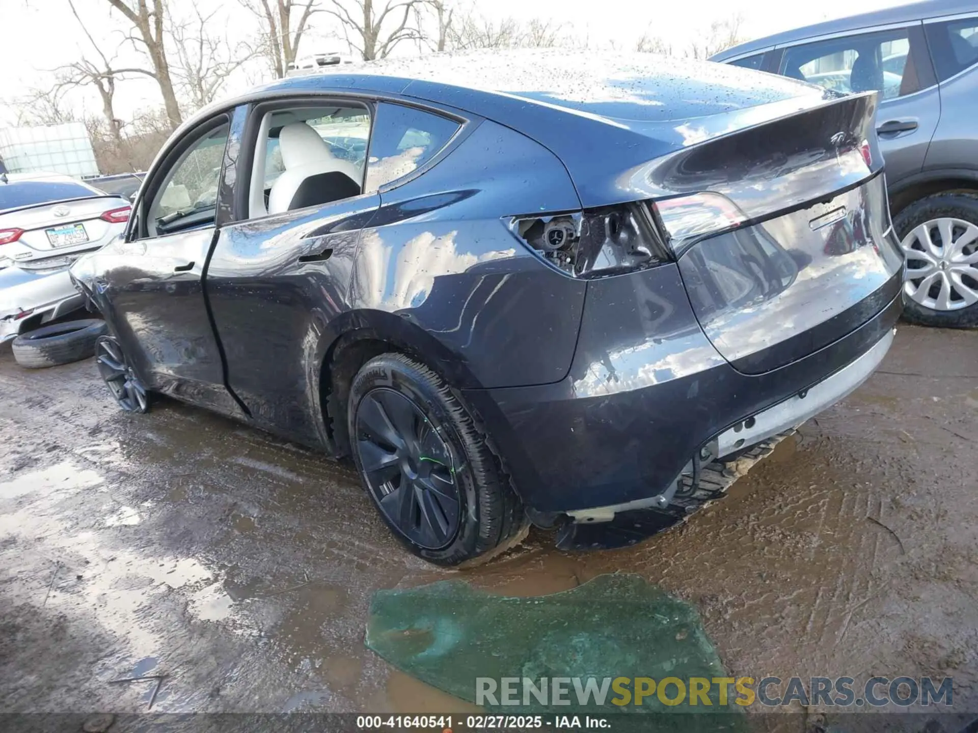 3 Photograph of a damaged car 7SAYGDEE0RA300064 TESLA MODEL Y 2024