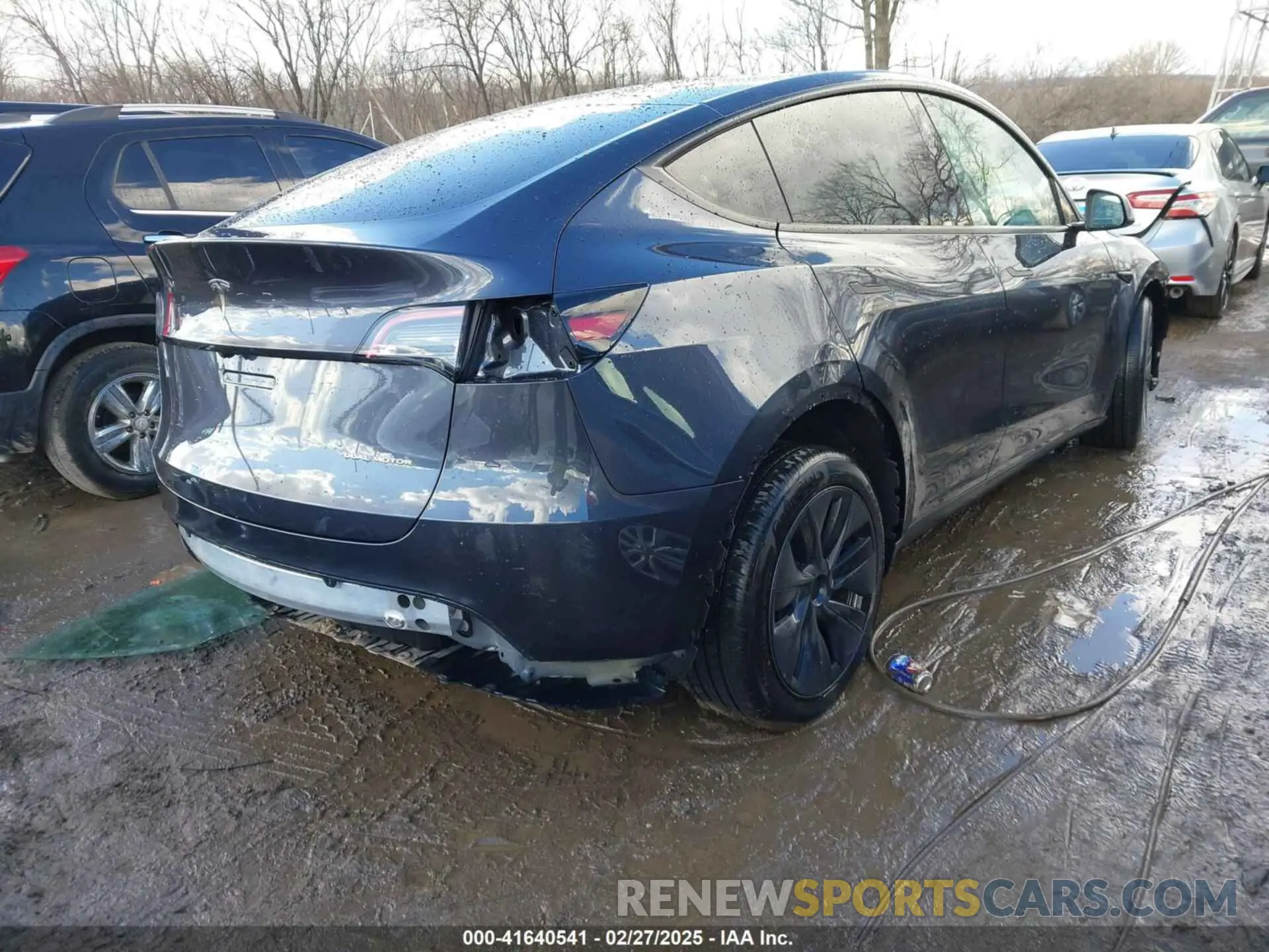 4 Photograph of a damaged car 7SAYGDEE0RA300064 TESLA MODEL Y 2024