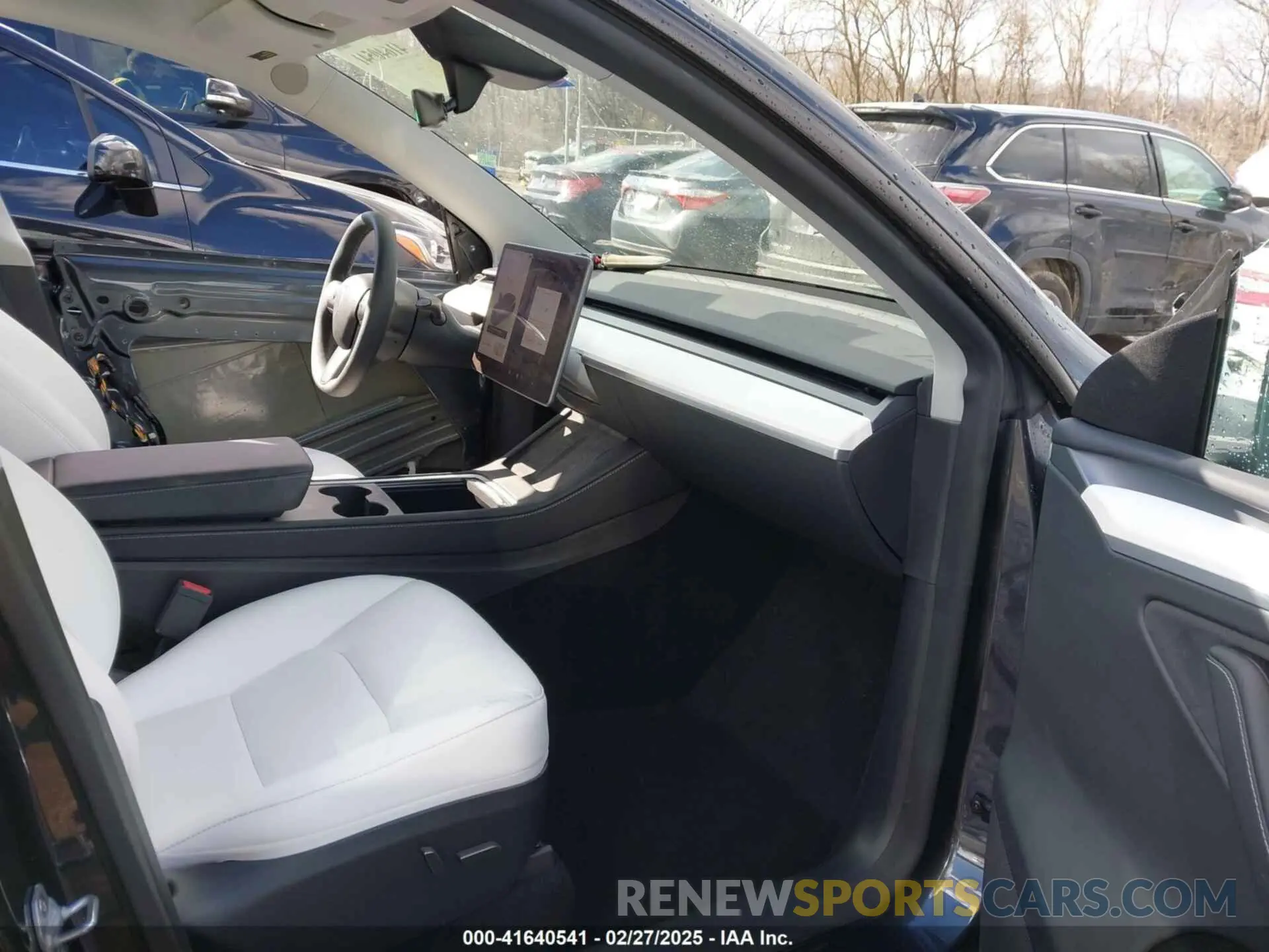 5 Photograph of a damaged car 7SAYGDEE0RA300064 TESLA MODEL Y 2024