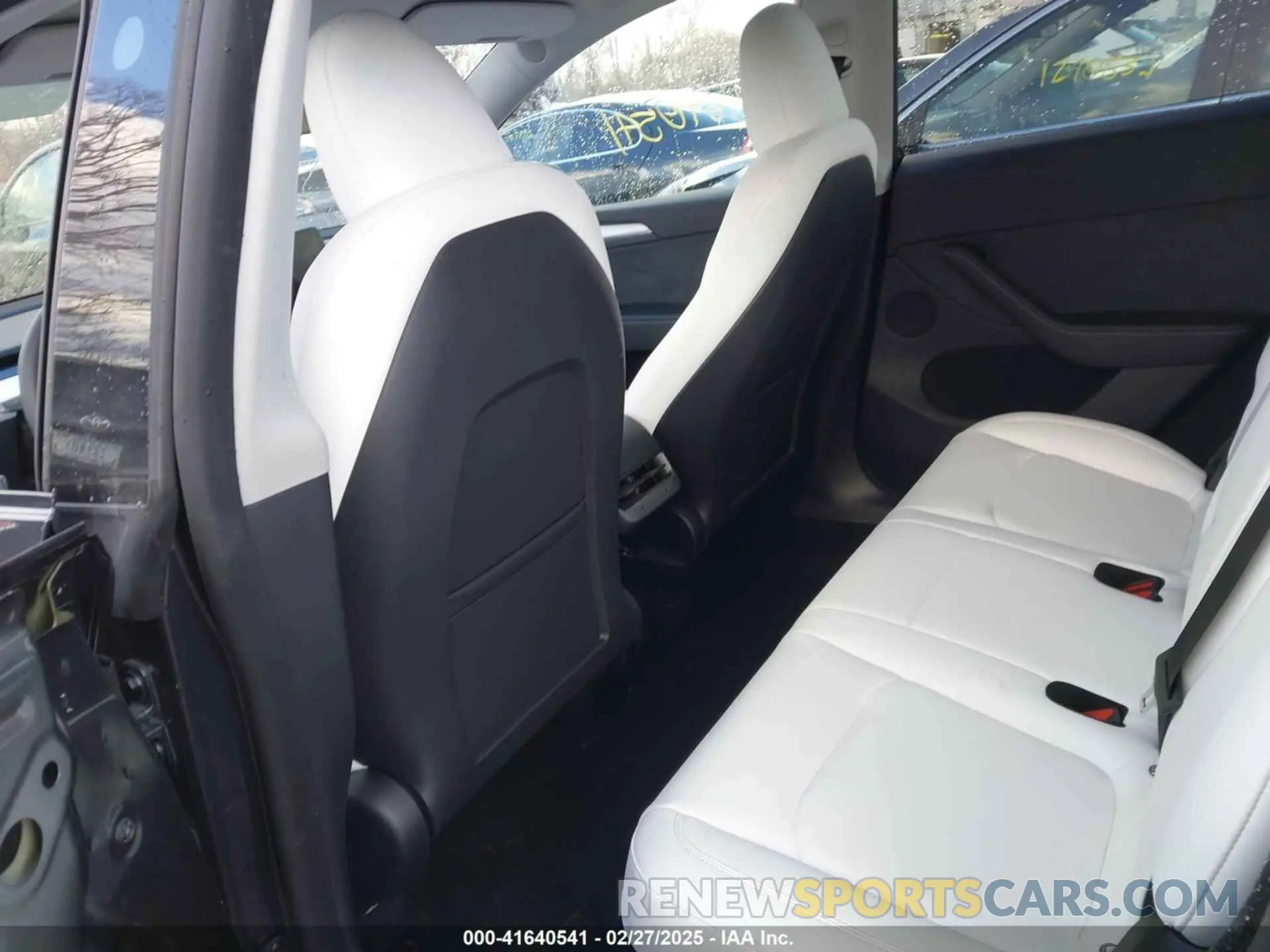 8 Photograph of a damaged car 7SAYGDEE0RA300064 TESLA MODEL Y 2024