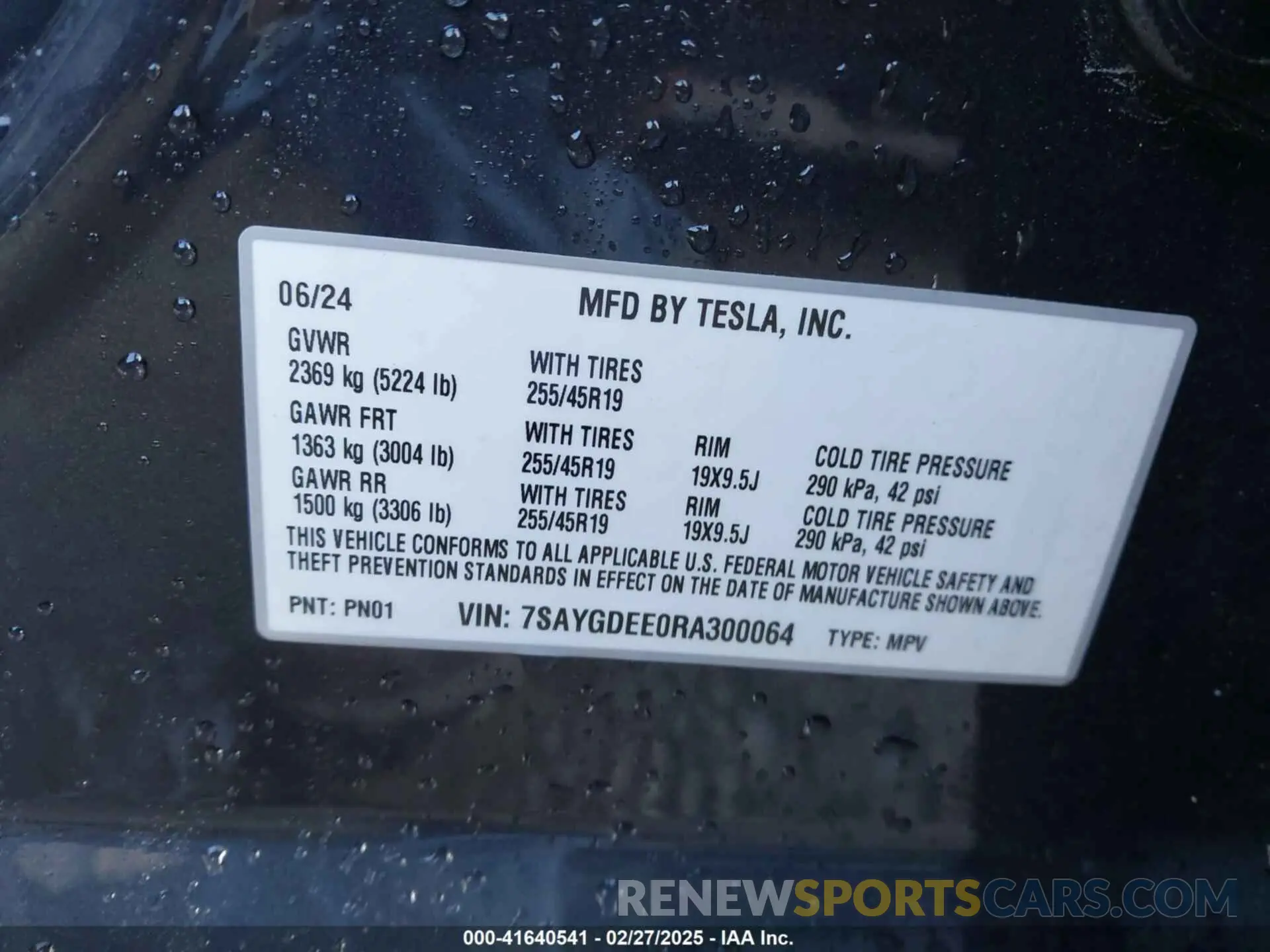 9 Photograph of a damaged car 7SAYGDEE0RA300064 TESLA MODEL Y 2024