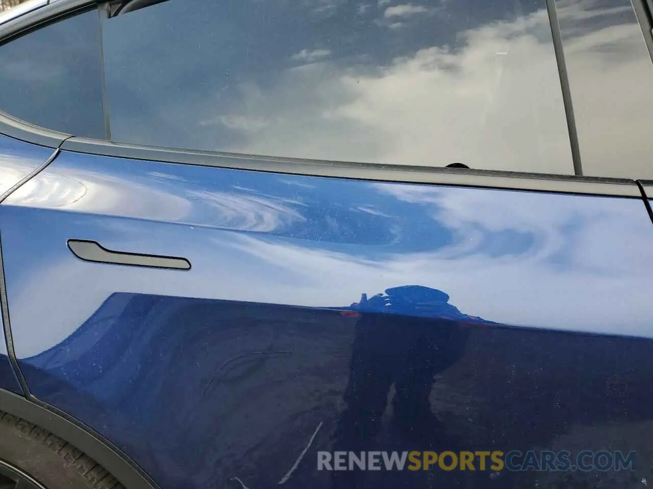 10 Photograph of a damaged car 7SAYGDEE0RA323893 TESLA MODEL Y 2024