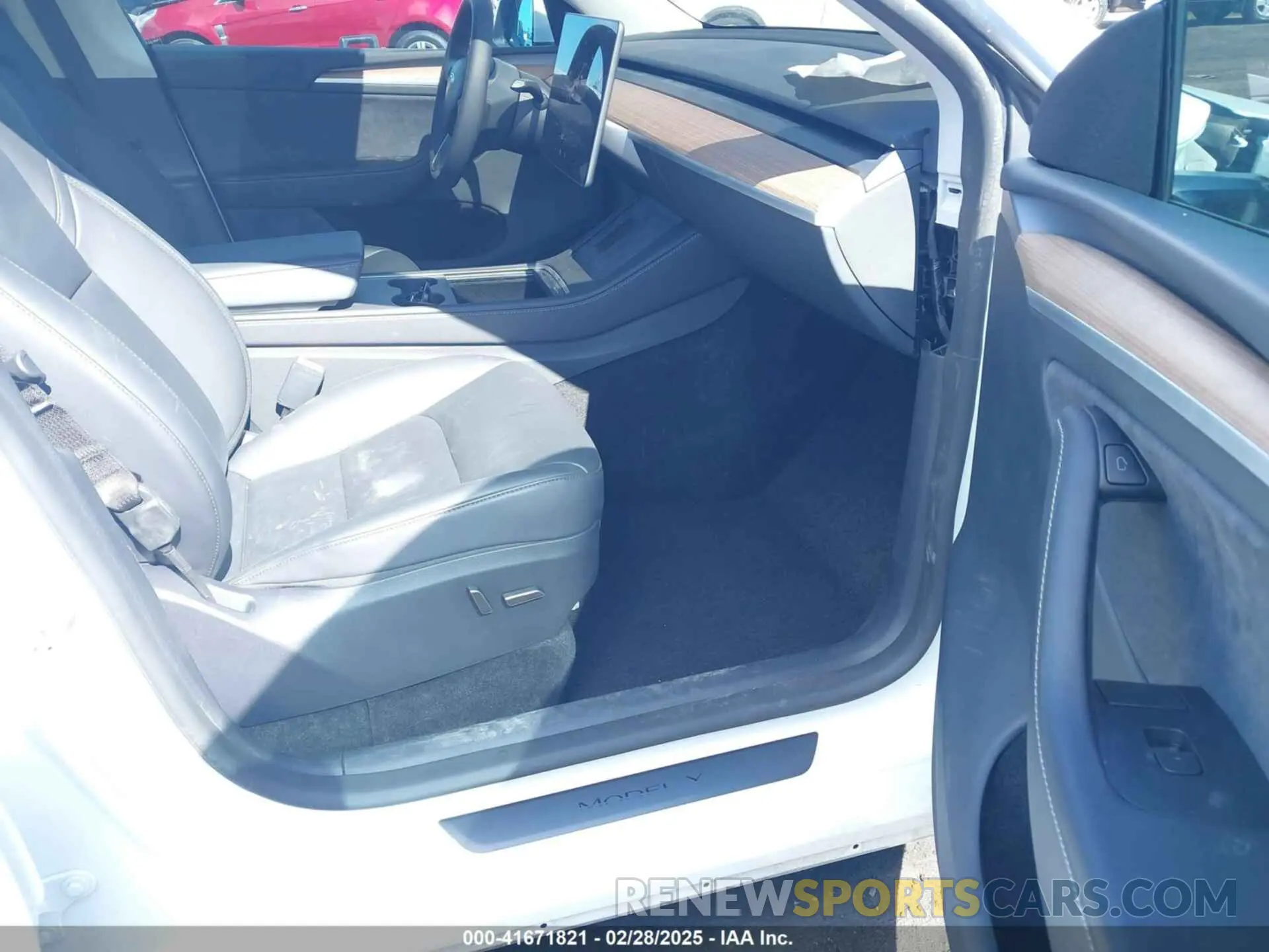 5 Photograph of a damaged car 7SAYGDEE0RA328091 TESLA MODEL Y 2024