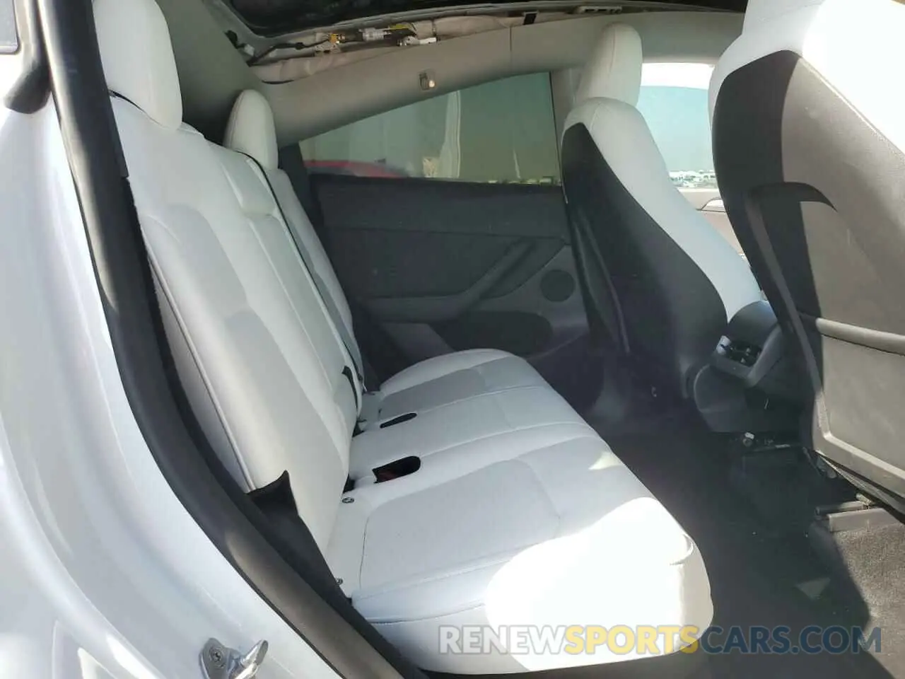 10 Photograph of a damaged car 7SAYGDEE0RF069041 TESLA MODEL Y 2024