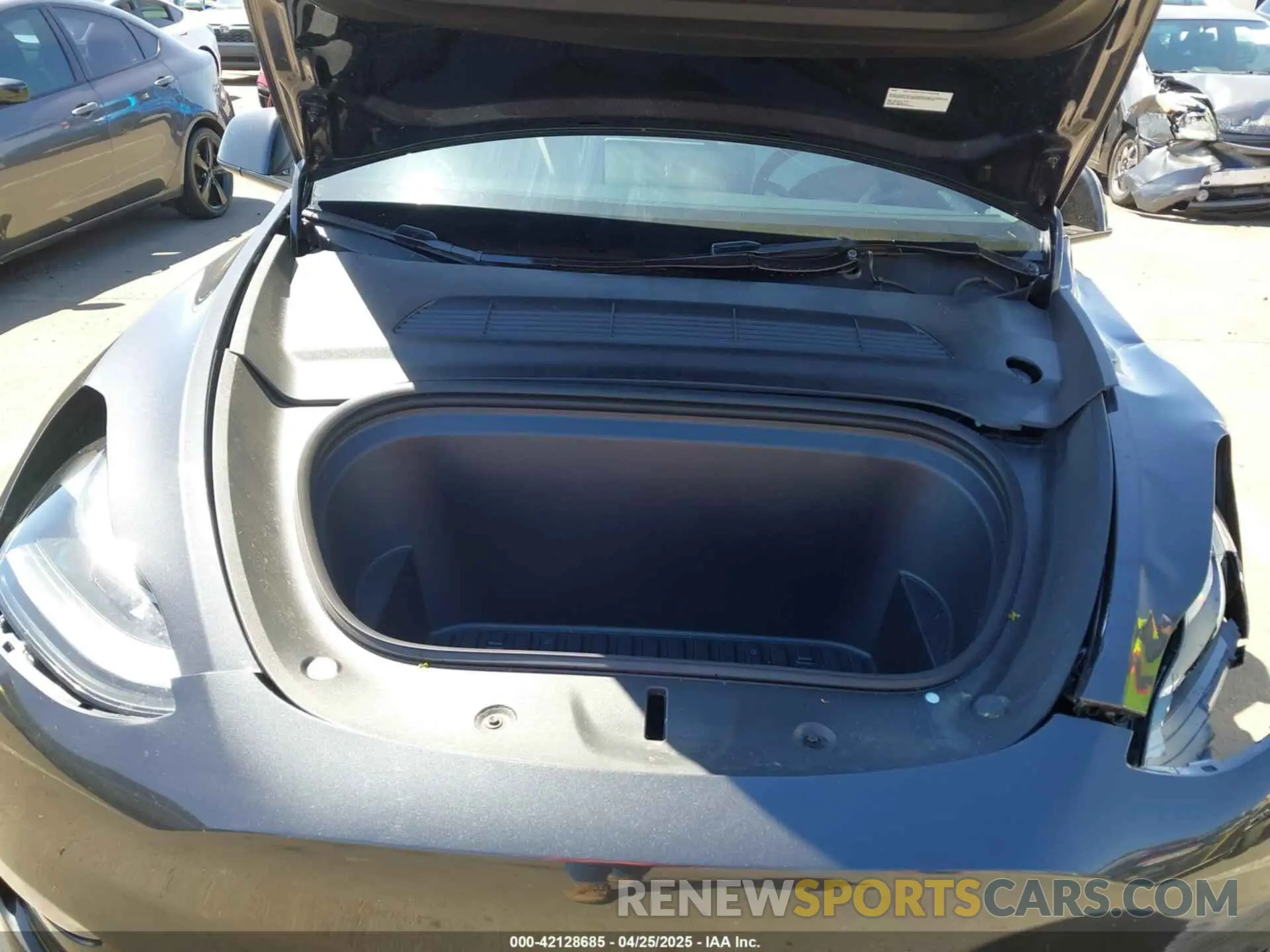 10 Photograph of a damaged car 7SAYGDEE0RF128802 TESLA MODEL Y 2024