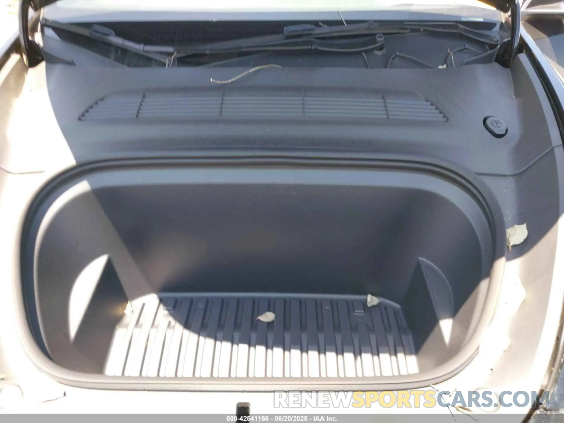 10 Photograph of a damaged car 7SAYGDEE0RF986660 TESLA MODEL Y 2024
