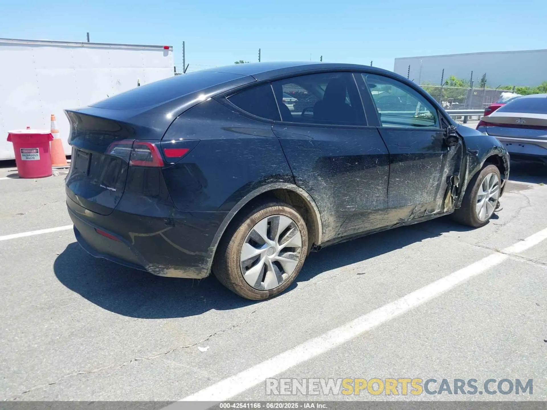 4 Photograph of a damaged car 7SAYGDEE0RF986660 TESLA MODEL Y 2024