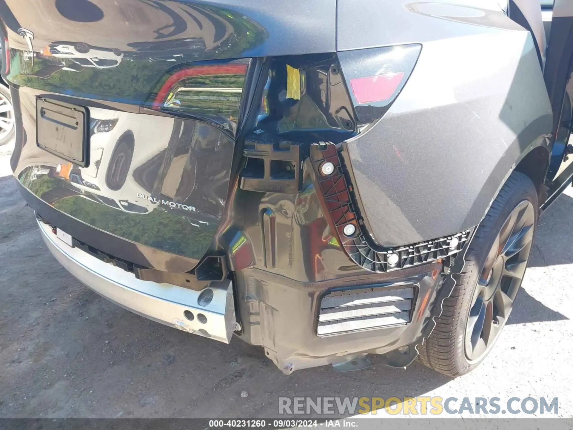 18 Photograph of a damaged car 7SAYGDEE1RA221888 TESLA MODEL Y 2024