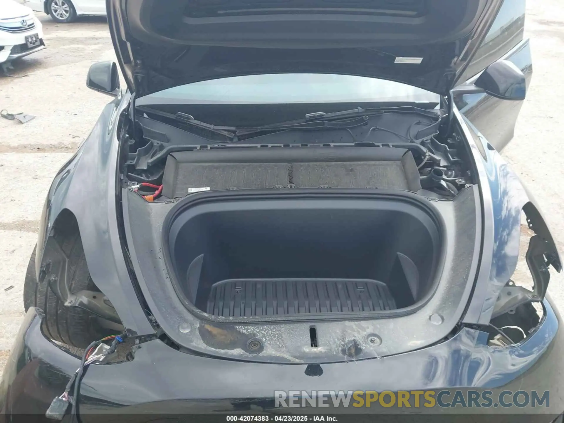 10 Photograph of a damaged car 7SAYGDEE1RA230834 TESLA MODEL Y 2024