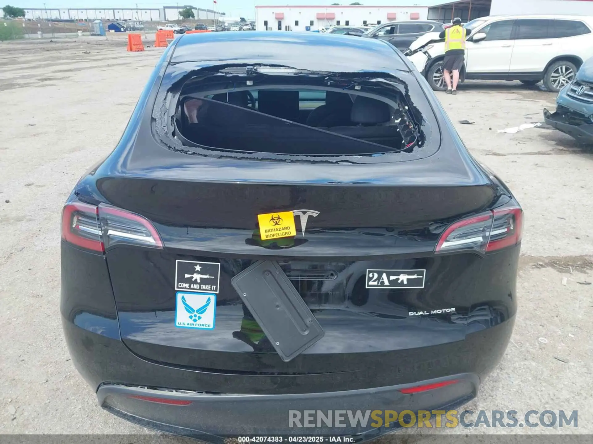 15 Photograph of a damaged car 7SAYGDEE1RA230834 TESLA MODEL Y 2024
