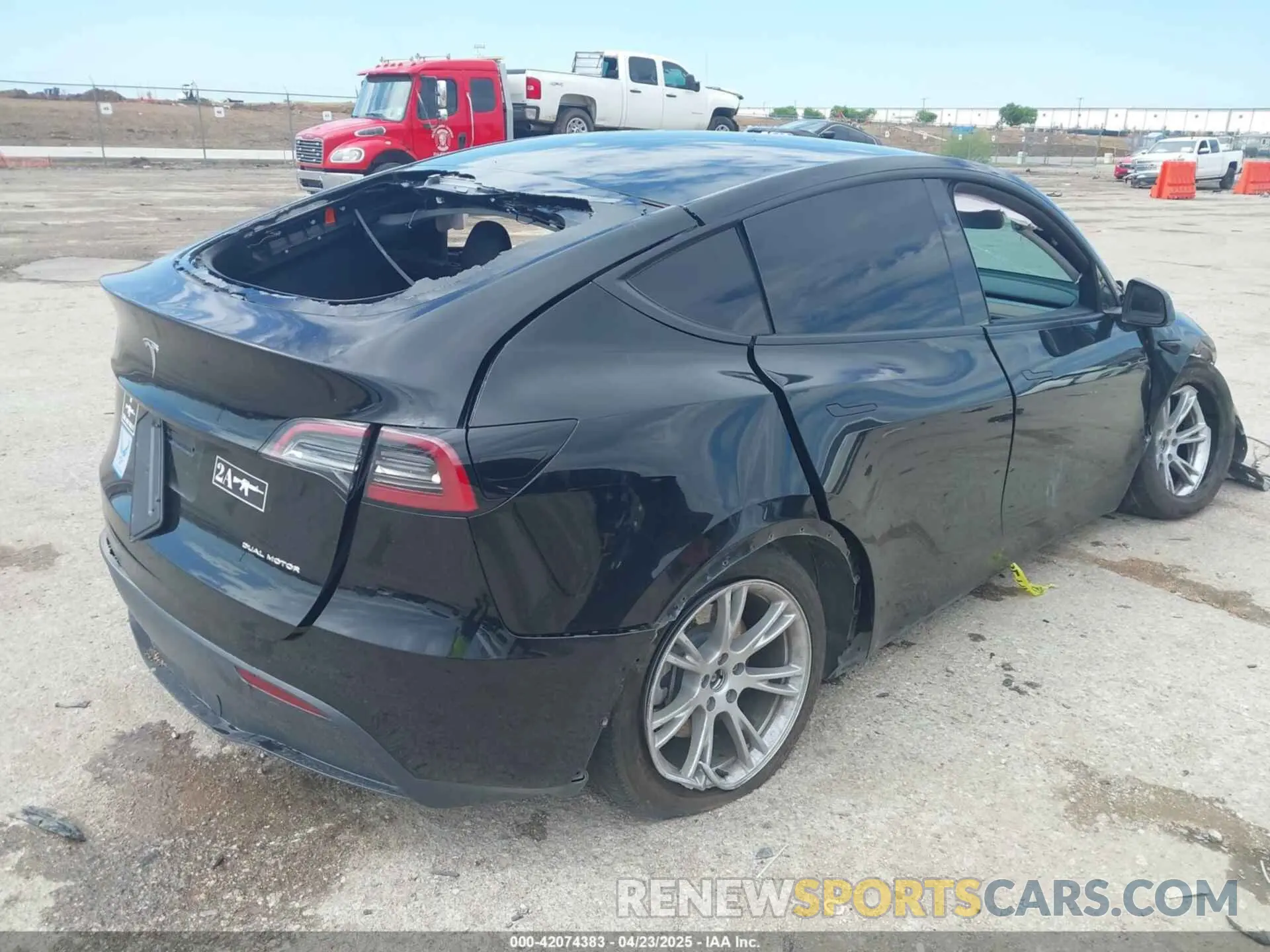 4 Photograph of a damaged car 7SAYGDEE1RA230834 TESLA MODEL Y 2024