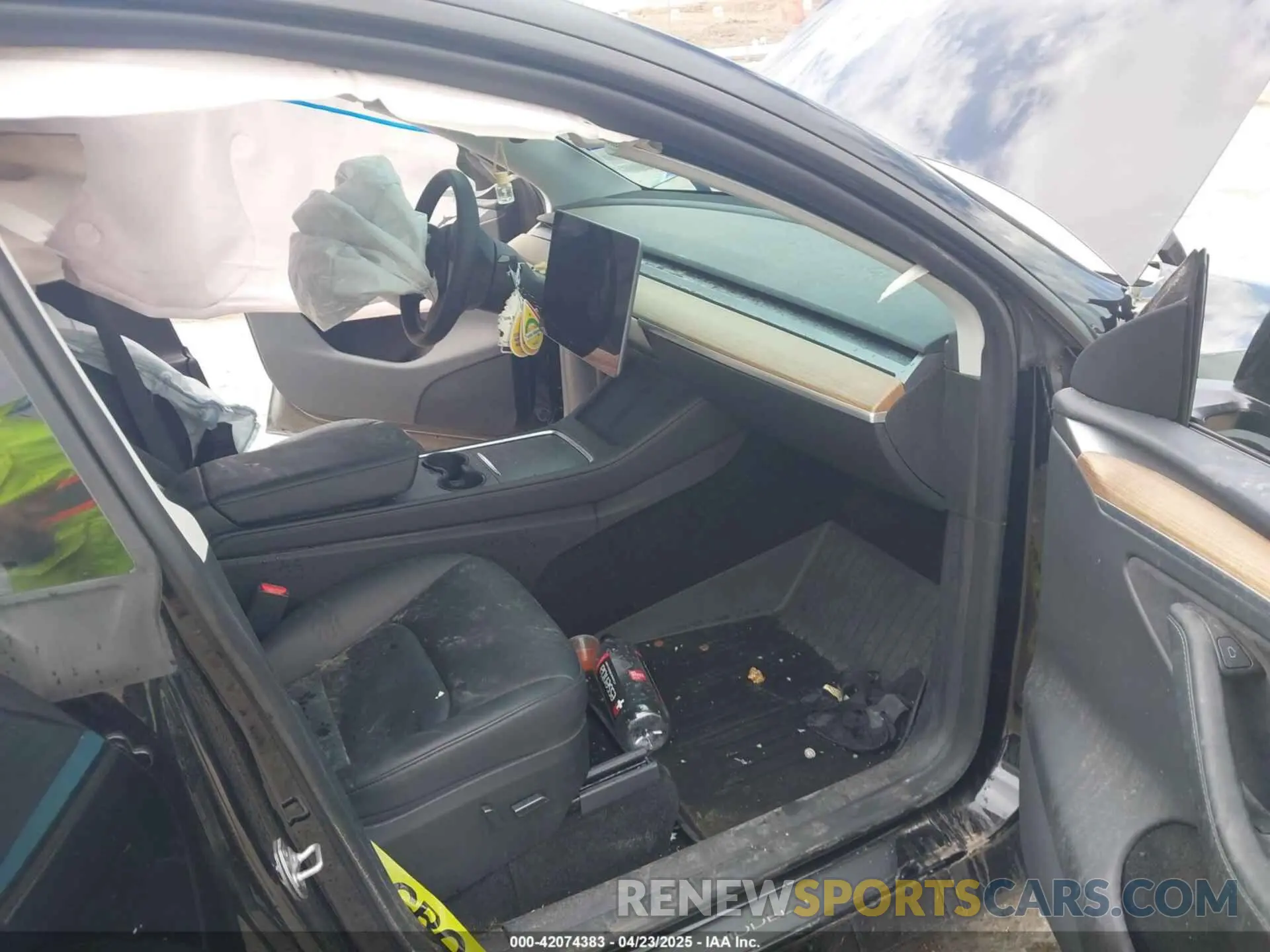5 Photograph of a damaged car 7SAYGDEE1RA230834 TESLA MODEL Y 2024