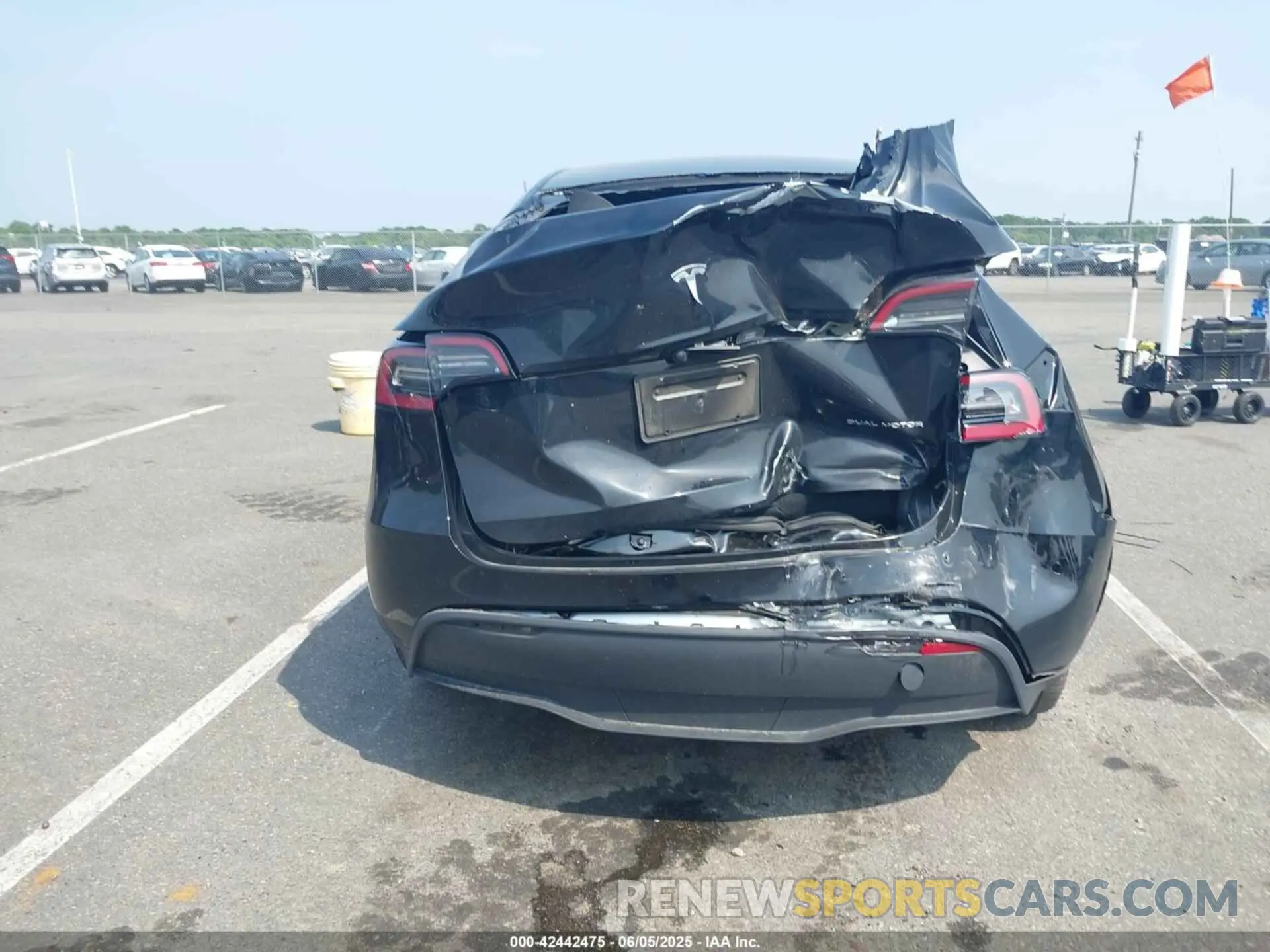 16 Photograph of a damaged car 7SAYGDEE1RA235502 TESLA MODEL Y 2024