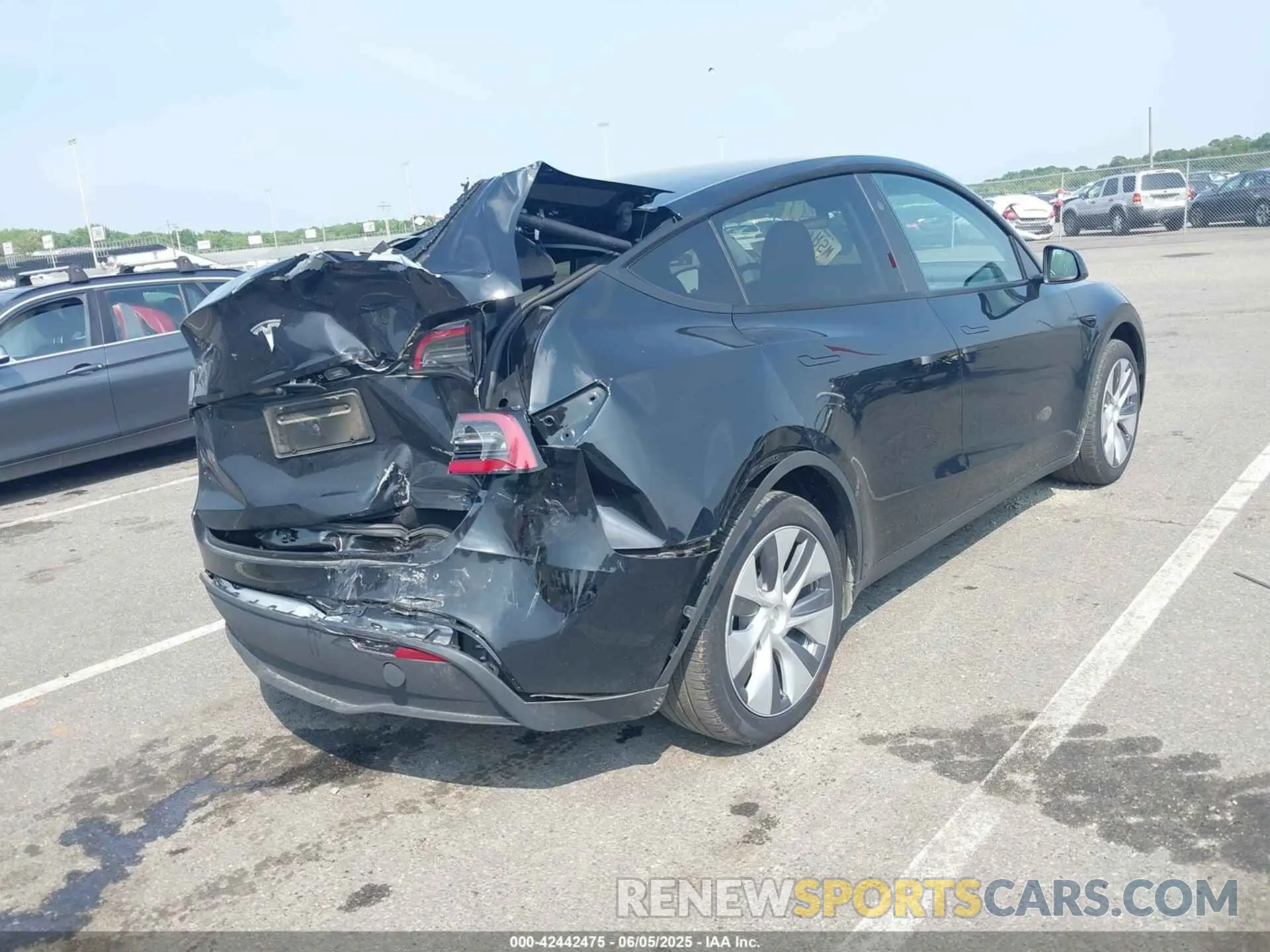 4 Photograph of a damaged car 7SAYGDEE1RA235502 TESLA MODEL Y 2024