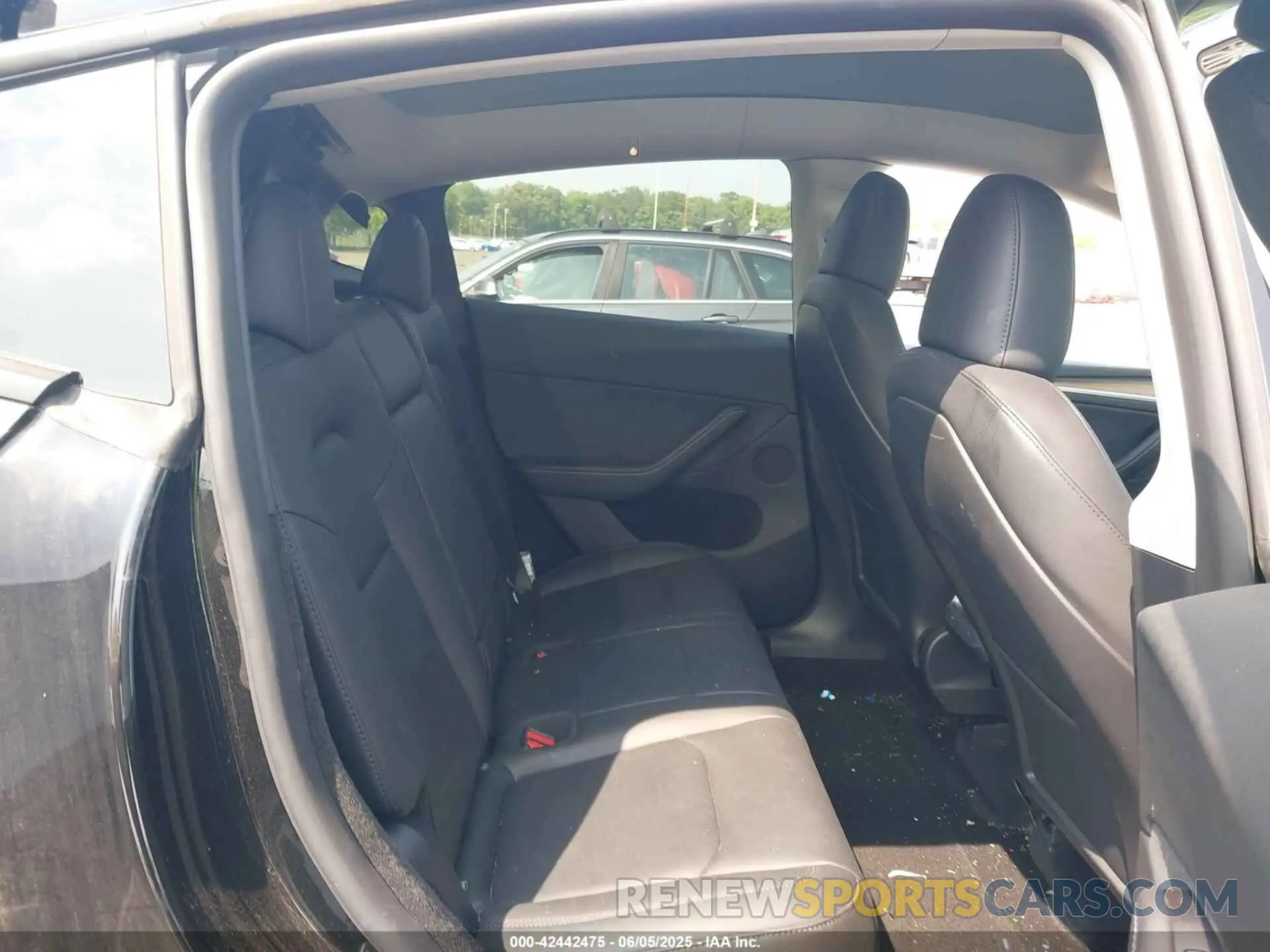 8 Photograph of a damaged car 7SAYGDEE1RA235502 TESLA MODEL Y 2024