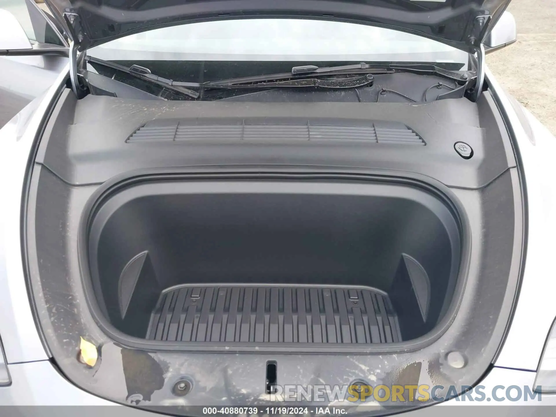 10 Photograph of a damaged car 7SAYGDEE1RA312143 TESLA MODEL Y 2024