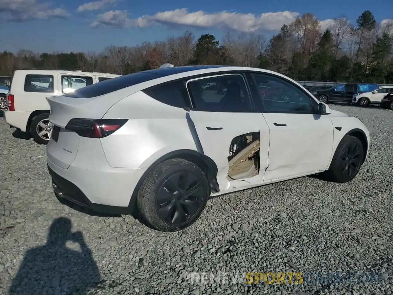 3 Photograph of a damaged car 7SAYGDEE1RA332330 TESLA MODEL Y 2024