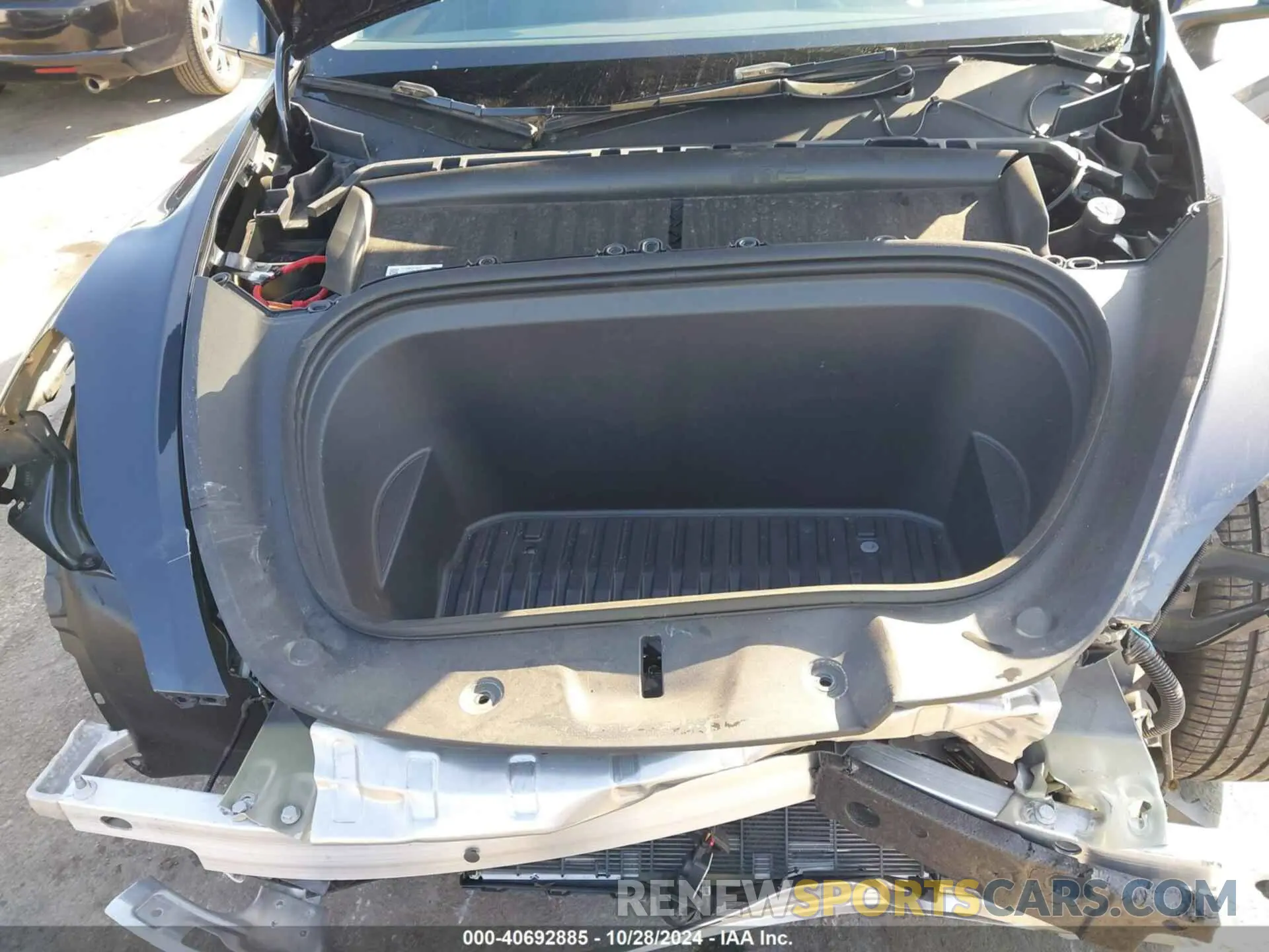 10 Photograph of a damaged car 7SAYGDEE1RF006014 TESLA MODEL Y 2024