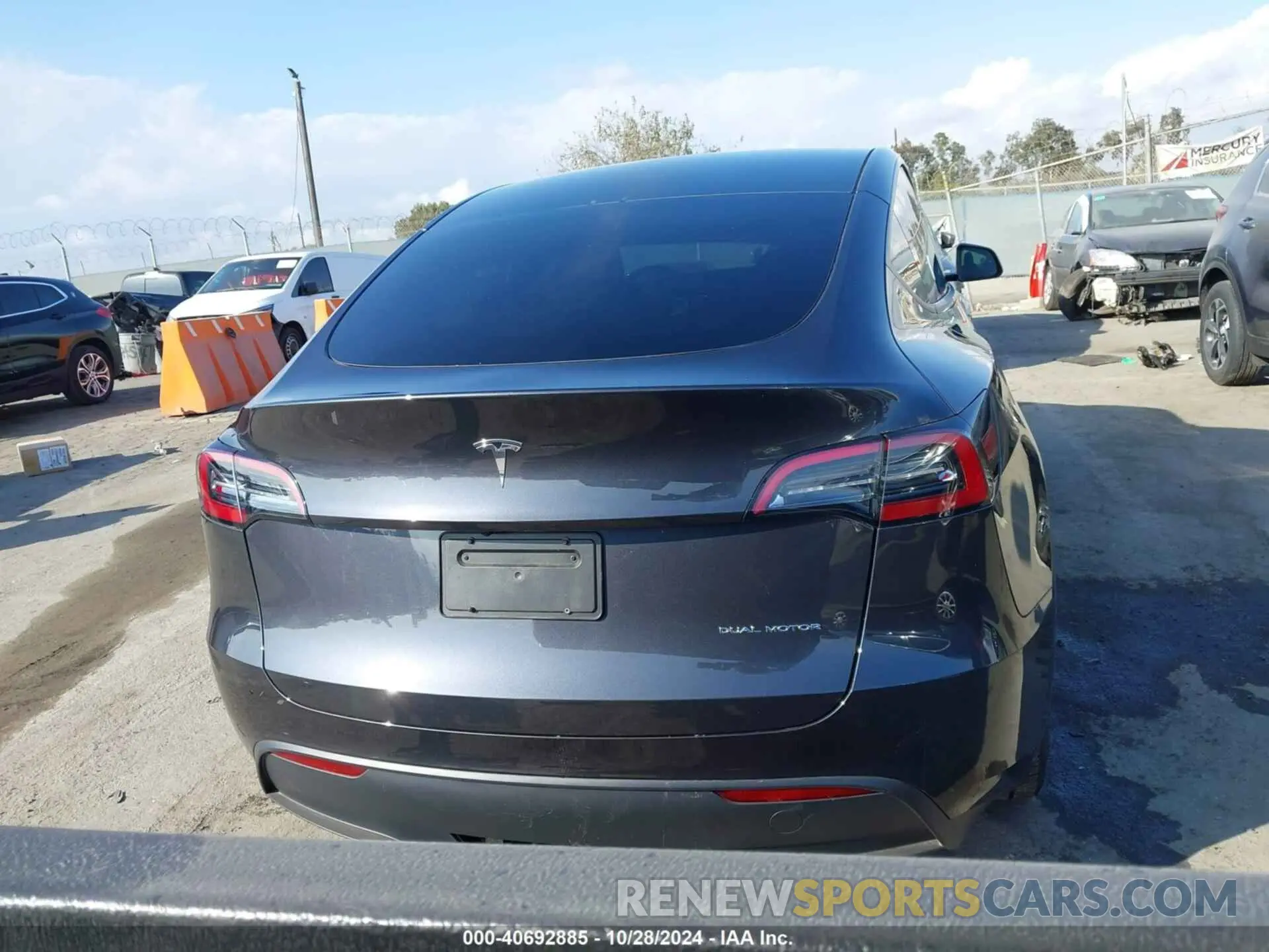 17 Photograph of a damaged car 7SAYGDEE1RF006014 TESLA MODEL Y 2024