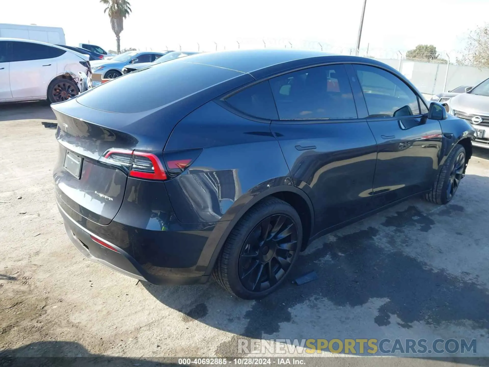 4 Photograph of a damaged car 7SAYGDEE1RF006014 TESLA MODEL Y 2024