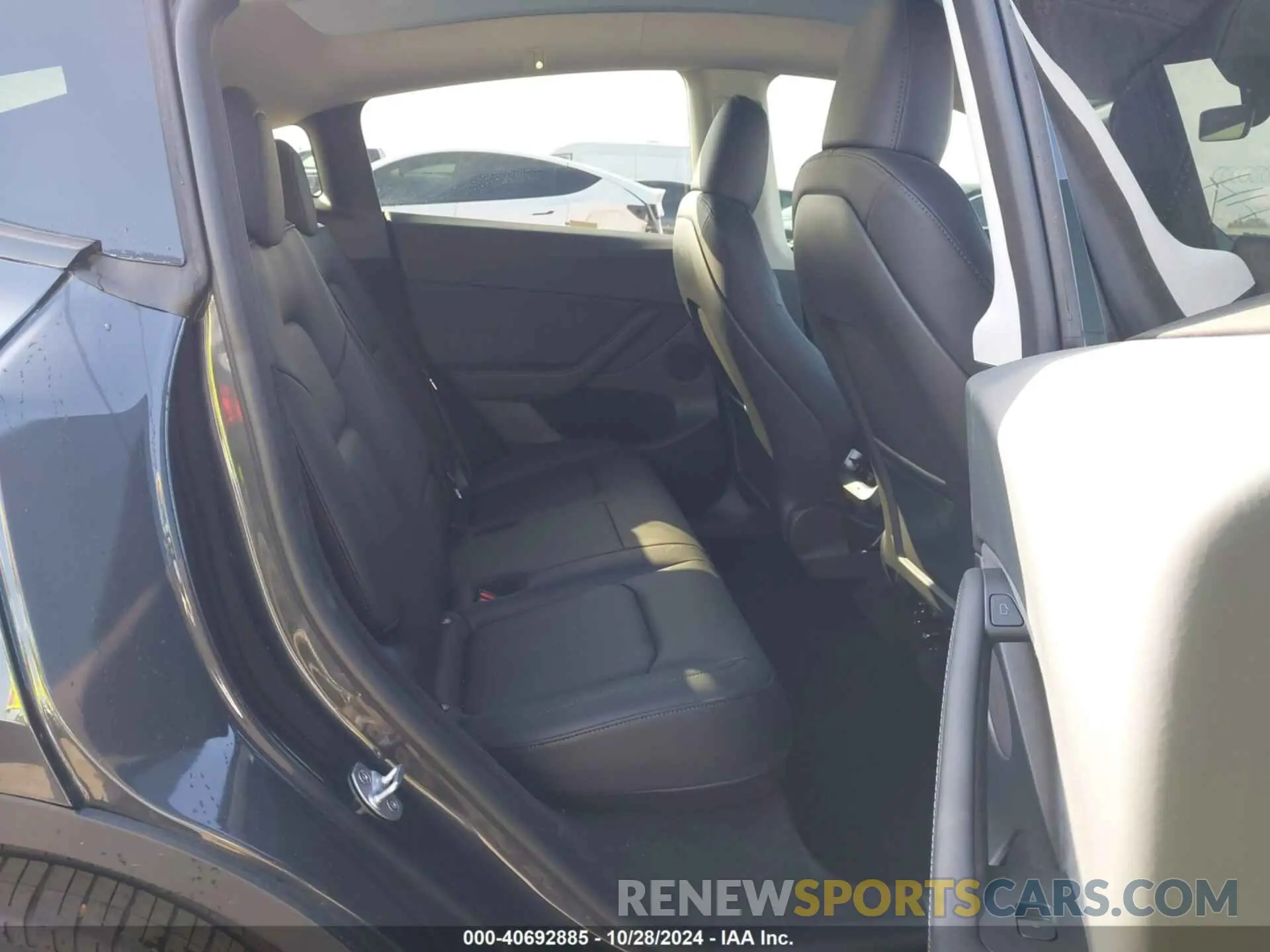 8 Photograph of a damaged car 7SAYGDEE1RF006014 TESLA MODEL Y 2024