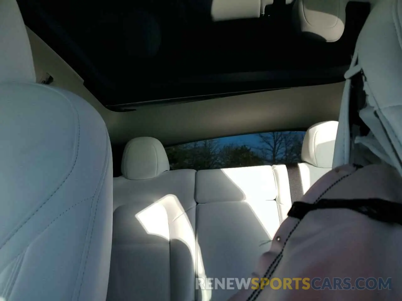 10 Photograph of a damaged car 7SAYGDEE1RF036260 TESLA MODEL Y 2024