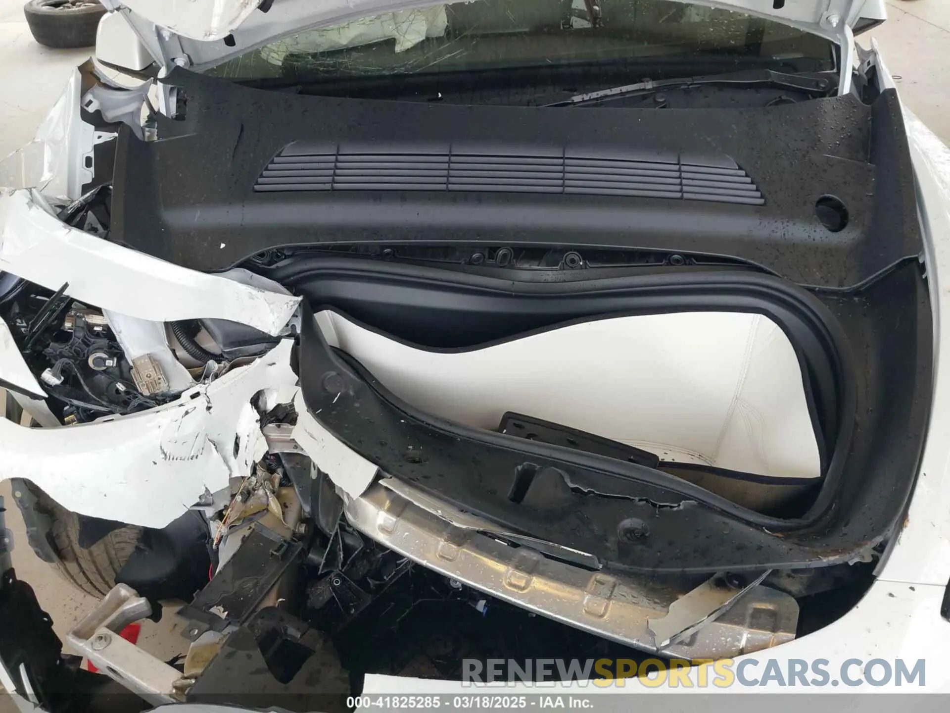10 Photograph of a damaged car 7SAYGDEE1RF047064 TESLA MODEL Y 2024