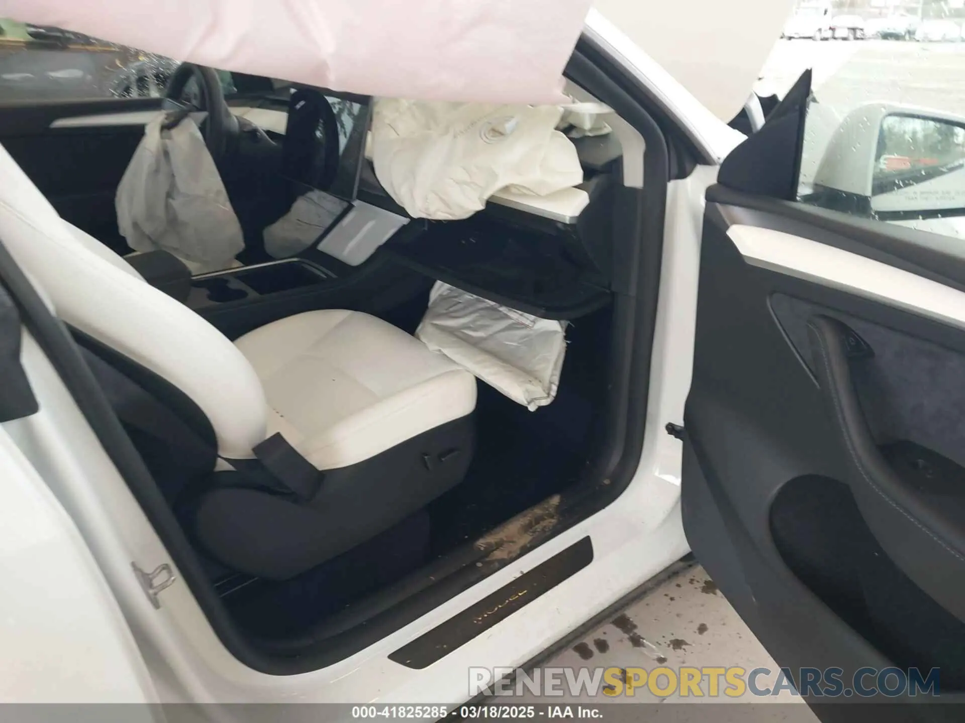 5 Photograph of a damaged car 7SAYGDEE1RF047064 TESLA MODEL Y 2024