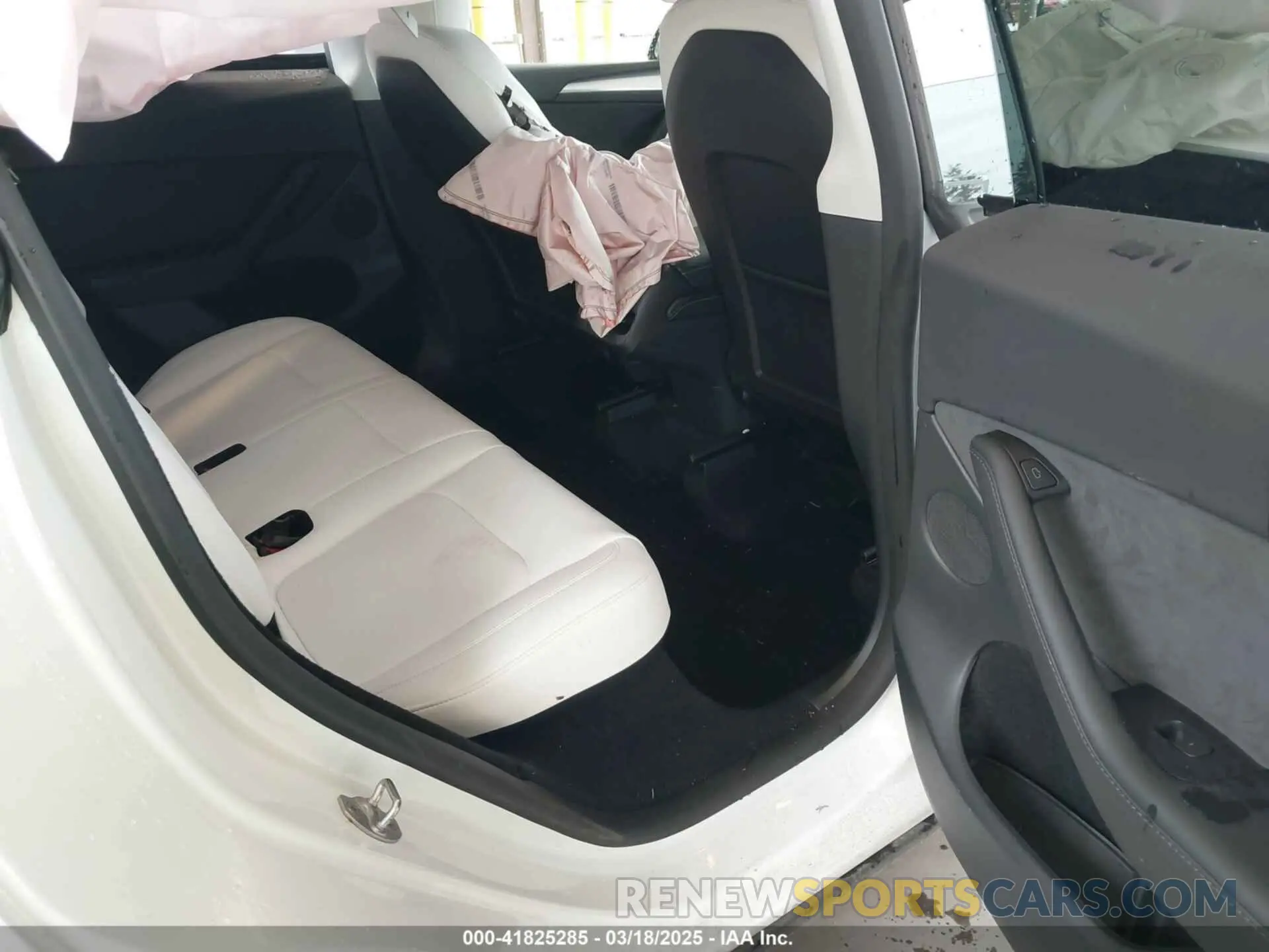 8 Photograph of a damaged car 7SAYGDEE1RF047064 TESLA MODEL Y 2024