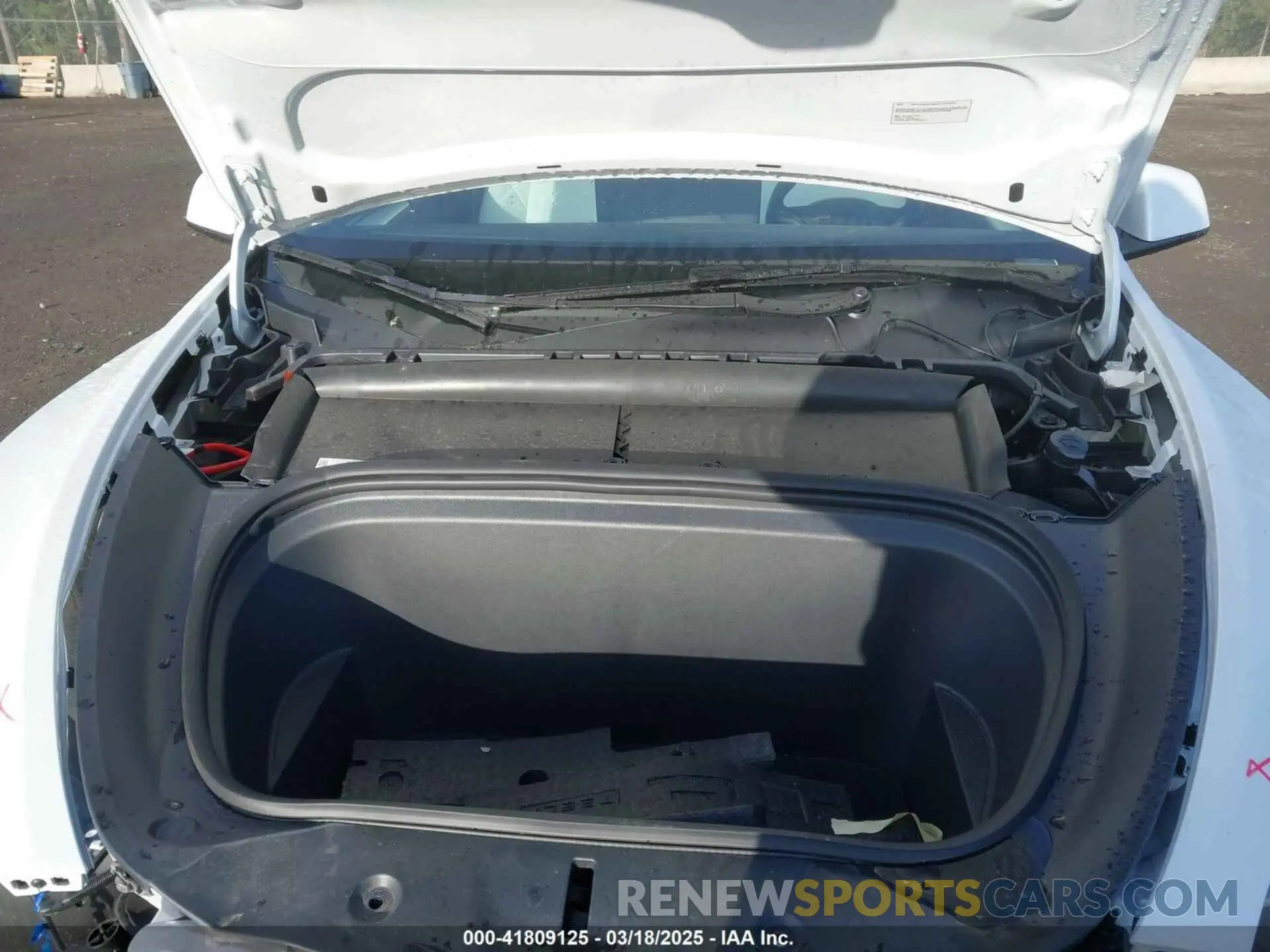 10 Photograph of a damaged car 7SAYGDEE1RF056816 TESLA MODEL Y 2024