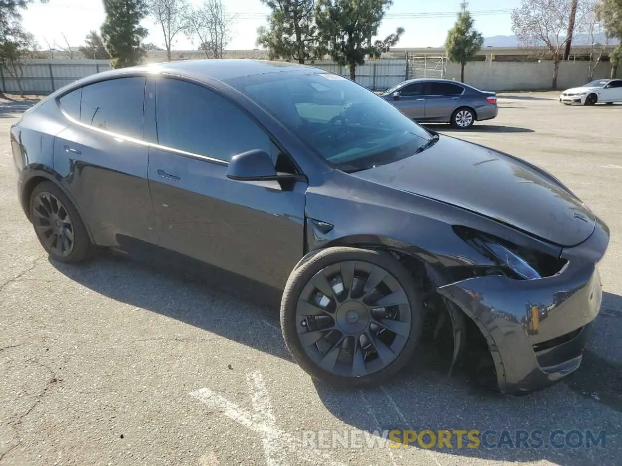 4 Photograph of a damaged car 7SAYGDEE1RF070313 TESLA MODEL Y 2024