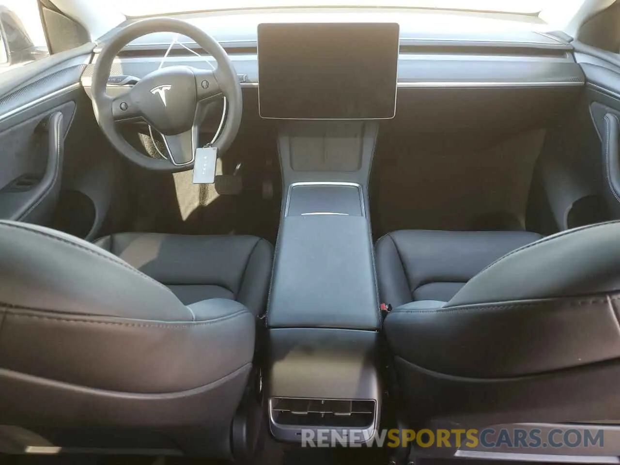 8 Photograph of a damaged car 7SAYGDEE1RF070313 TESLA MODEL Y 2024