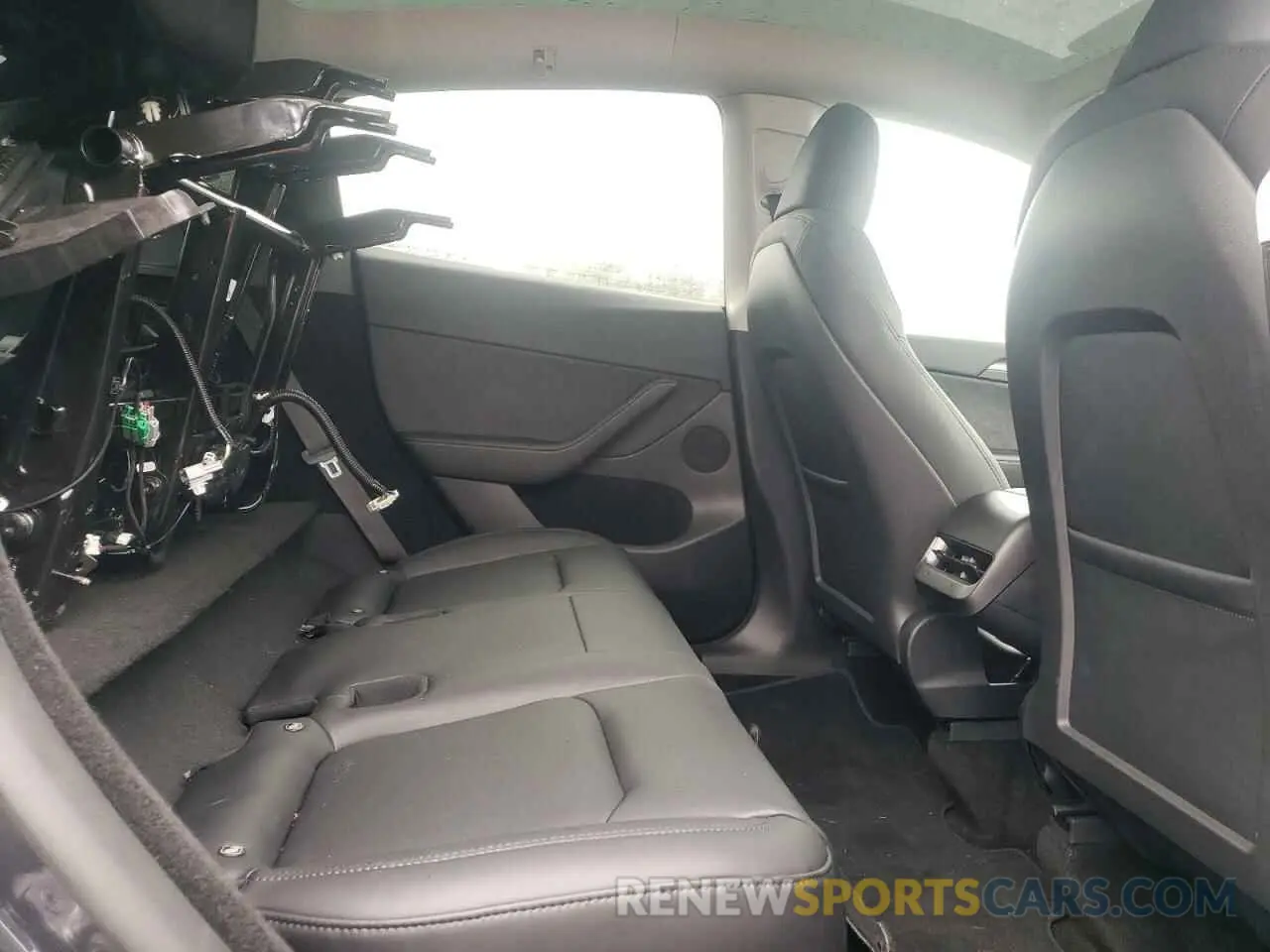 10 Photograph of a damaged car 7SAYGDEE1RF080095 TESLA MODEL Y 2024