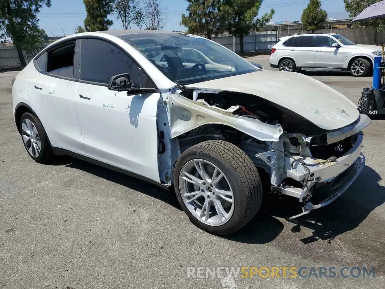 4 Photograph of a damaged car 7SAYGDEE1RF082428 TESLA MODEL Y 2024
