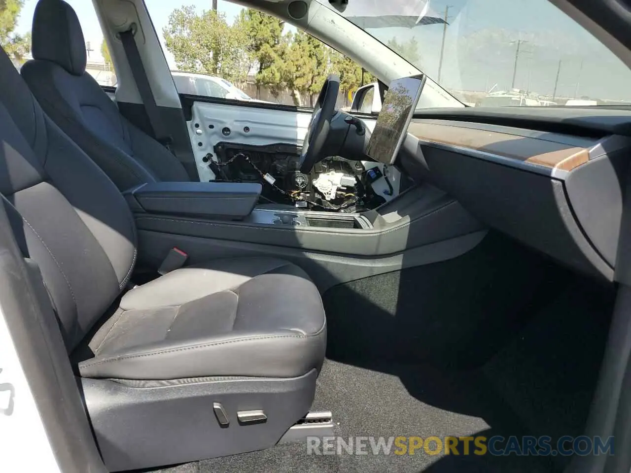 7 Photograph of a damaged car 7SAYGDEE1RF082428 TESLA MODEL Y 2024