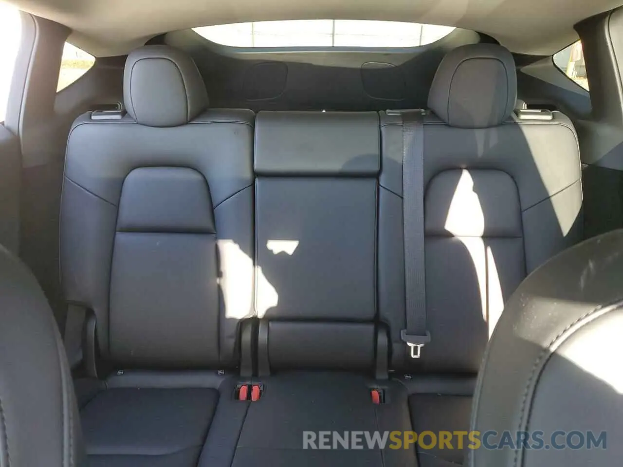 10 Photograph of a damaged car 7SAYGDEE1RF165535 TESLA MODEL Y 2024