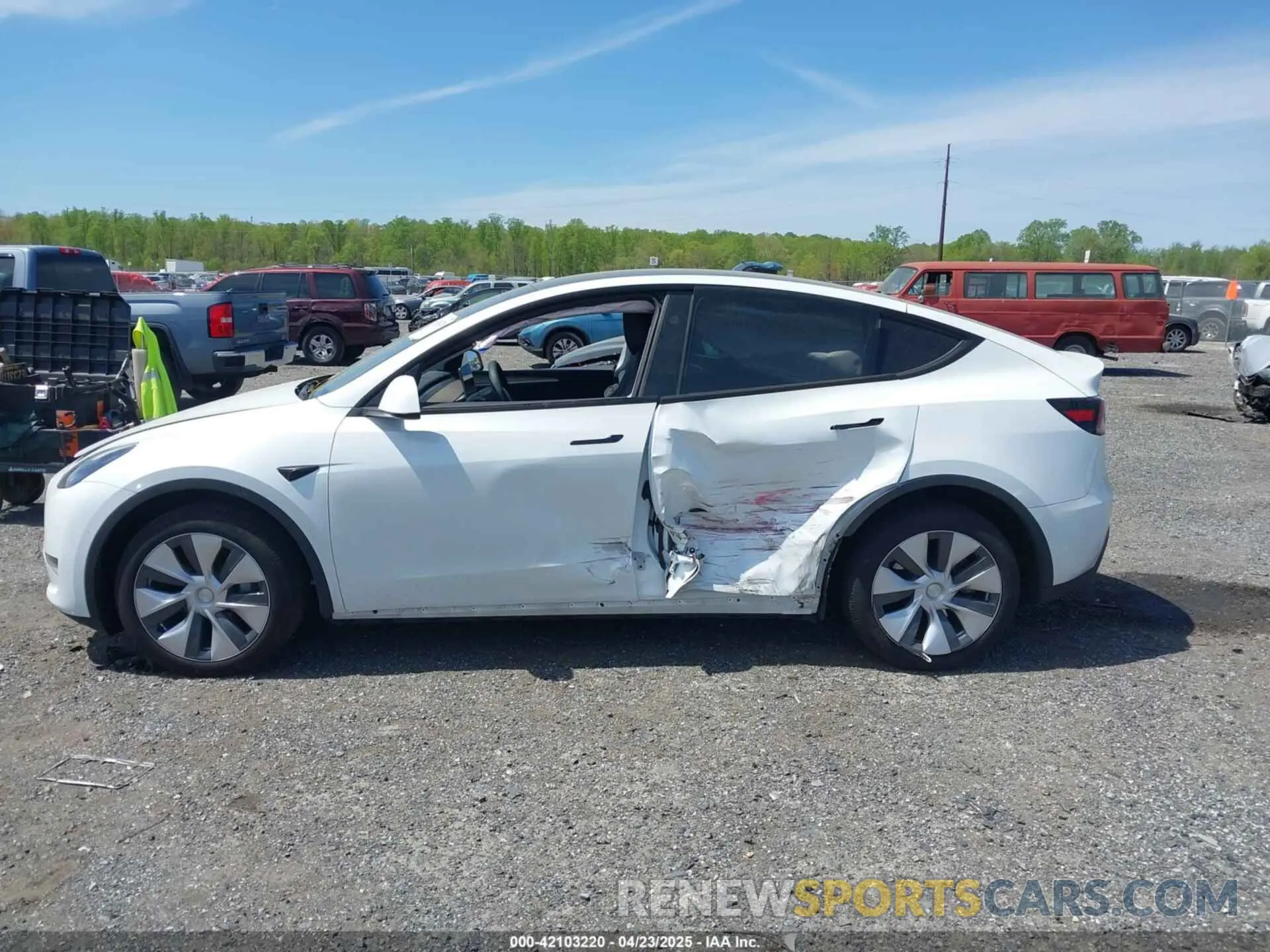 14 Photograph of a damaged car 7SAYGDEE2RA223679 TESLA MODEL Y 2024