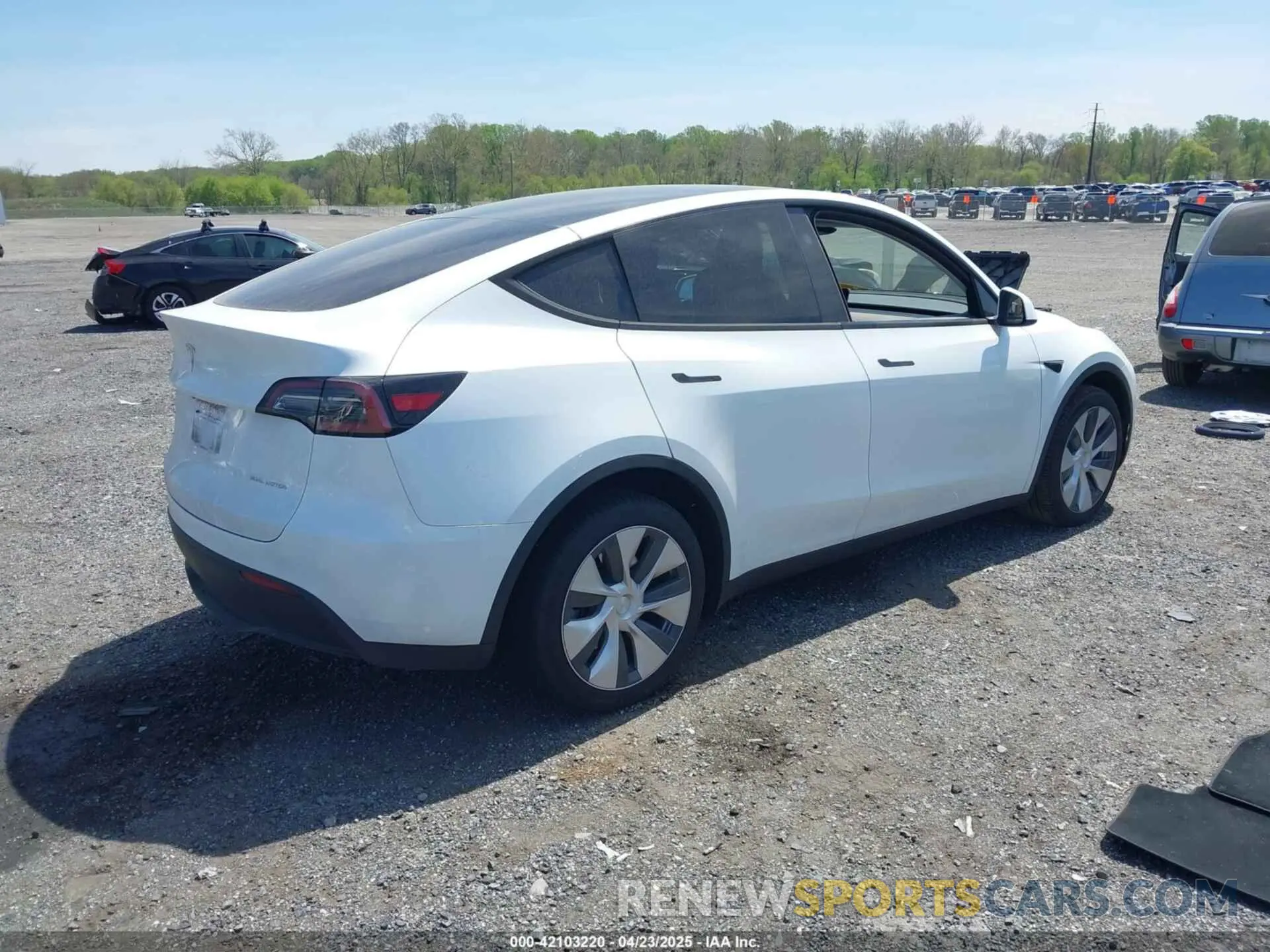 4 Photograph of a damaged car 7SAYGDEE2RA223679 TESLA MODEL Y 2024