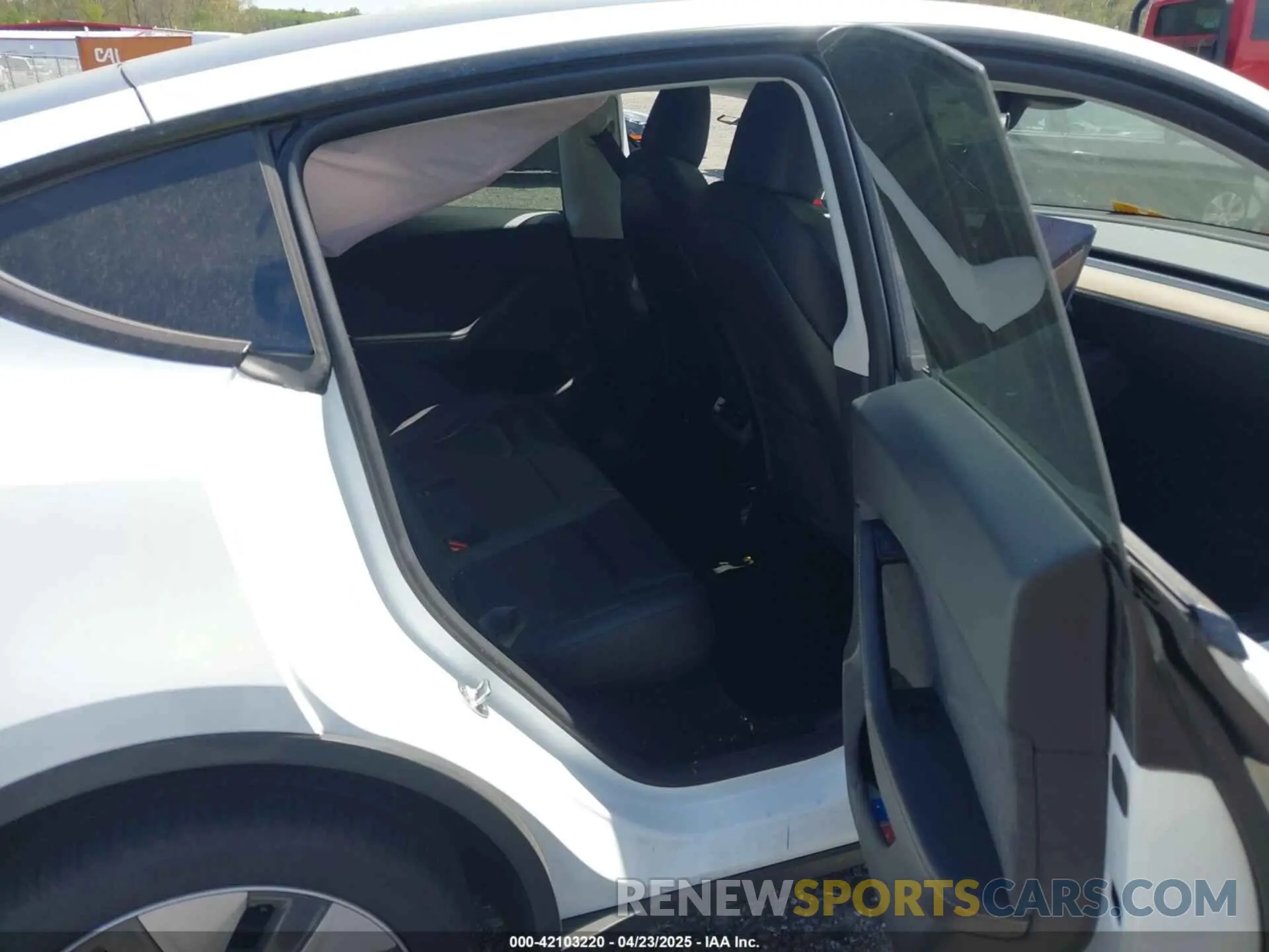 8 Photograph of a damaged car 7SAYGDEE2RA223679 TESLA MODEL Y 2024
